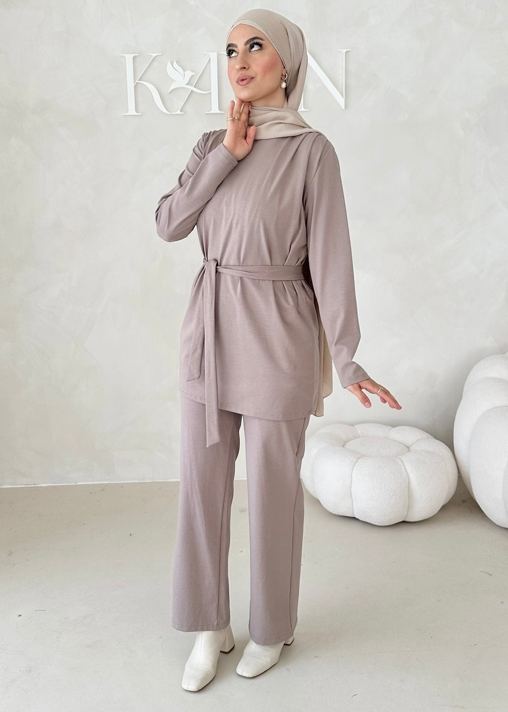 Costume sportif deux pièces avec ceinture