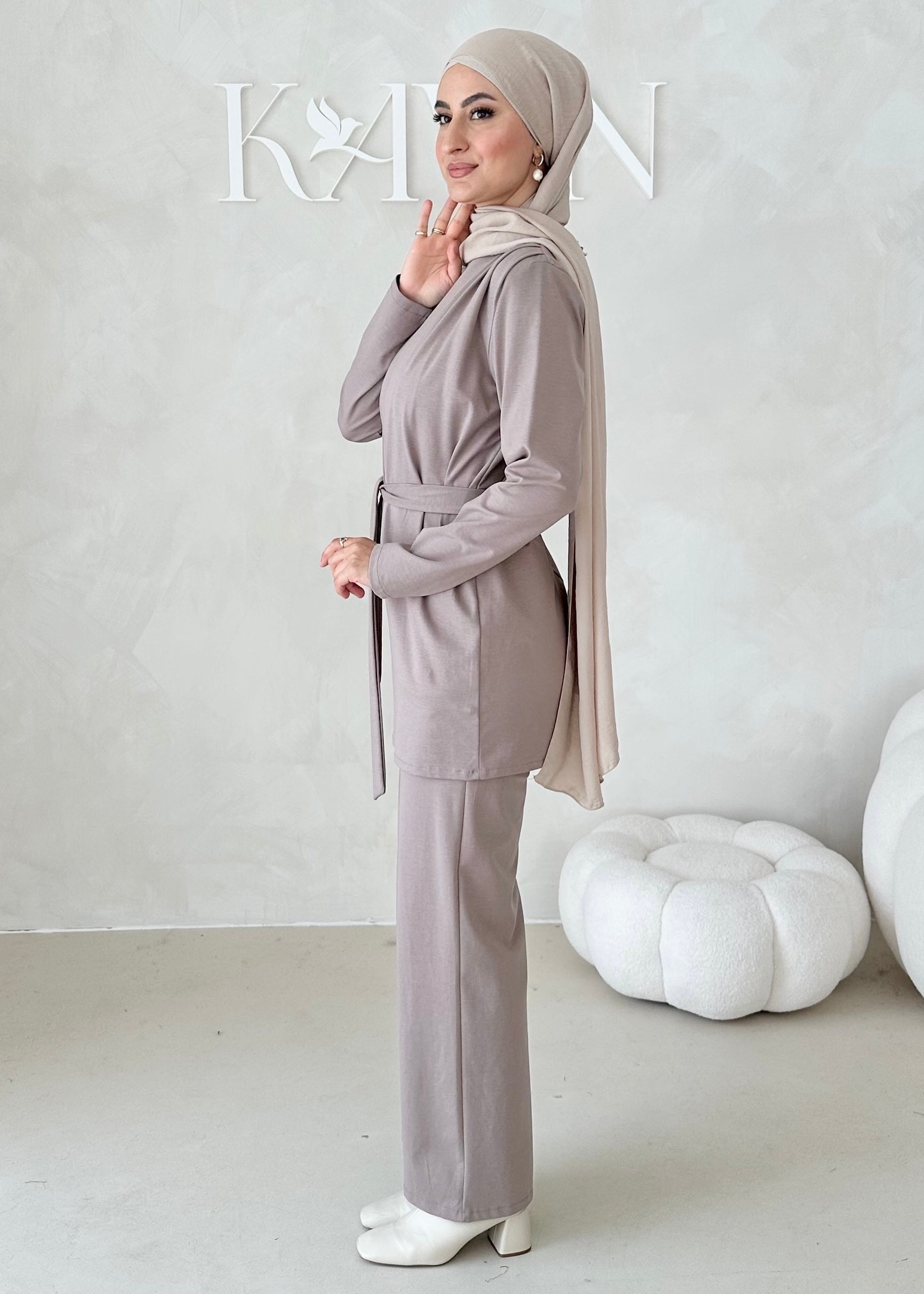 Costume sportif deux pièces avec ceinture