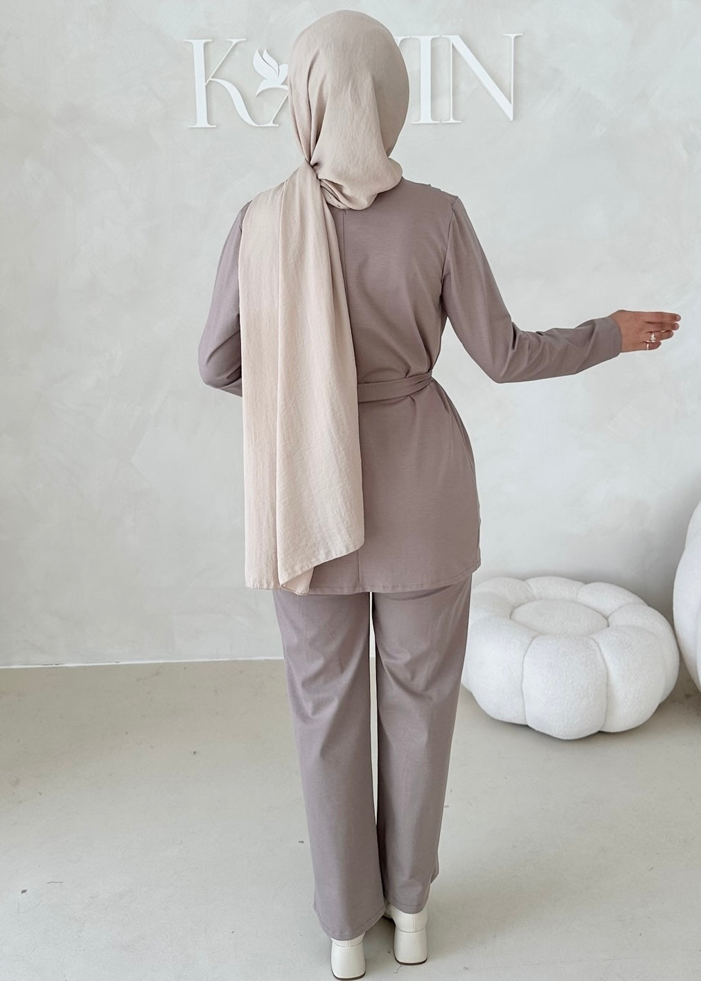 Costume sportif deux pièces avec ceinture