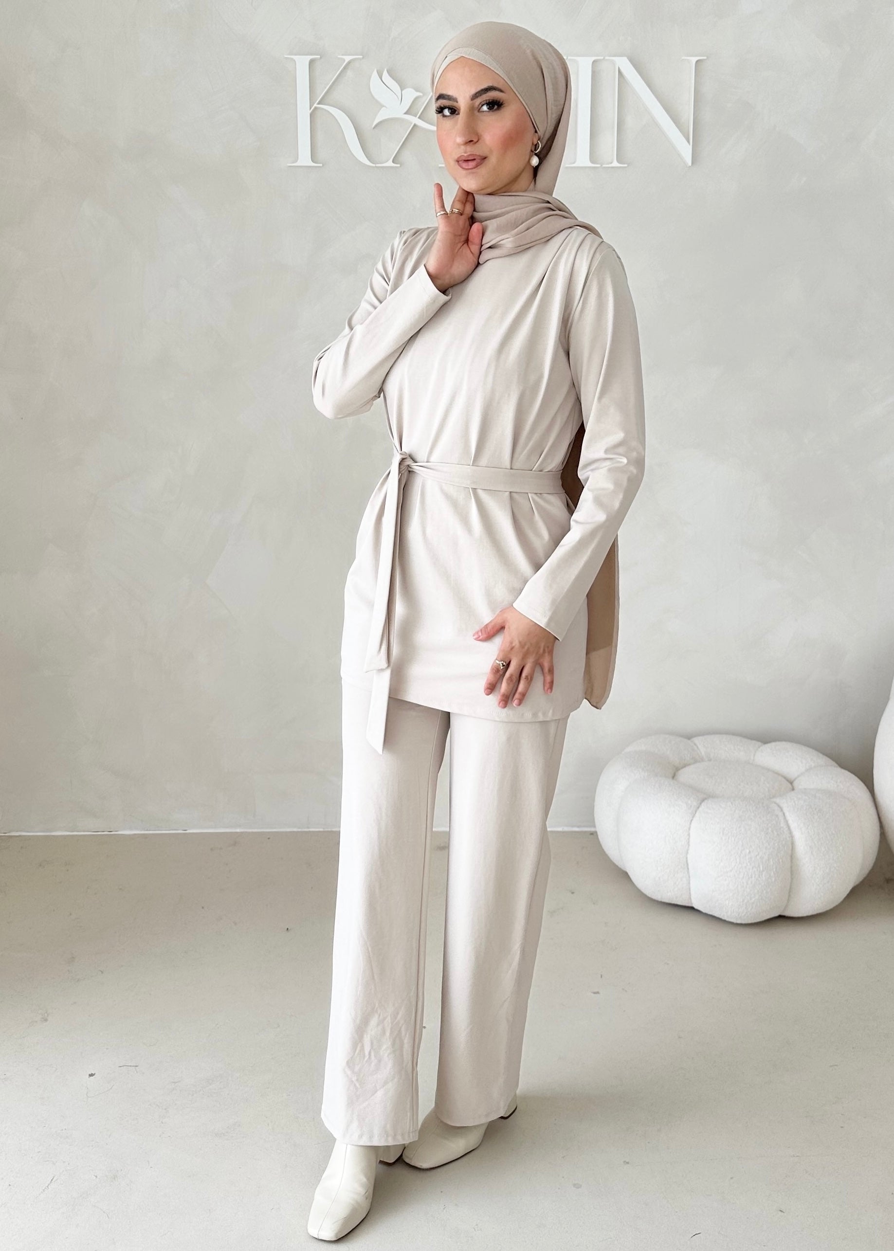 Costume sportif deux pièces avec ceinture