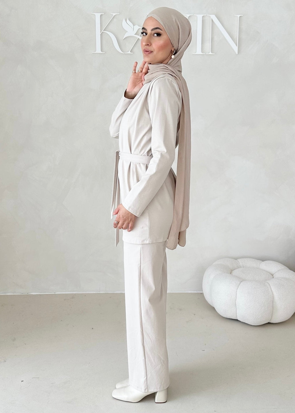 Costume sportif deux pièces avec ceinture