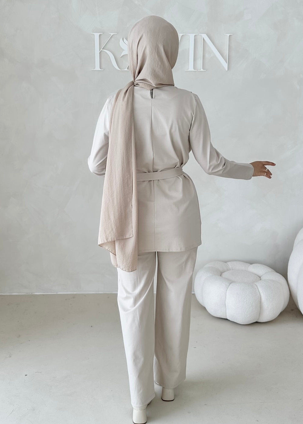 Costume sportif deux pièces avec ceinture