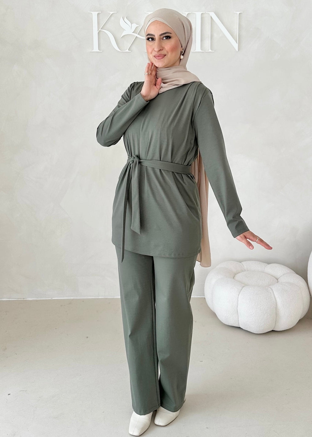 Costume sportif deux pièces avec ceinture