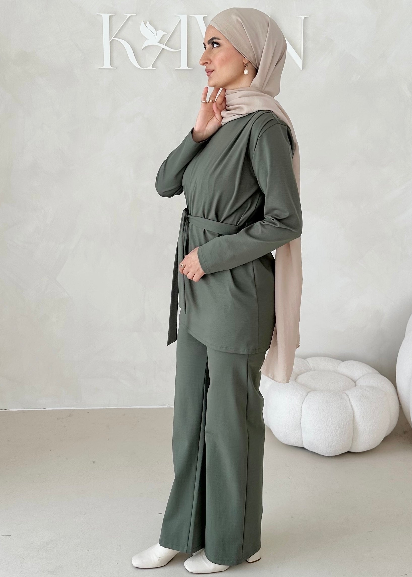 Costume sportif deux pièces avec ceinture