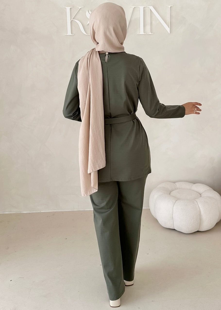 Costume sportif deux pièces avec ceinture