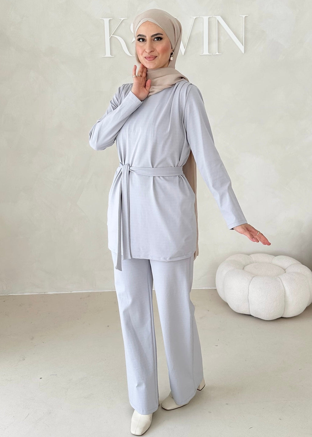 Costume sportif deux pièces avec ceinture