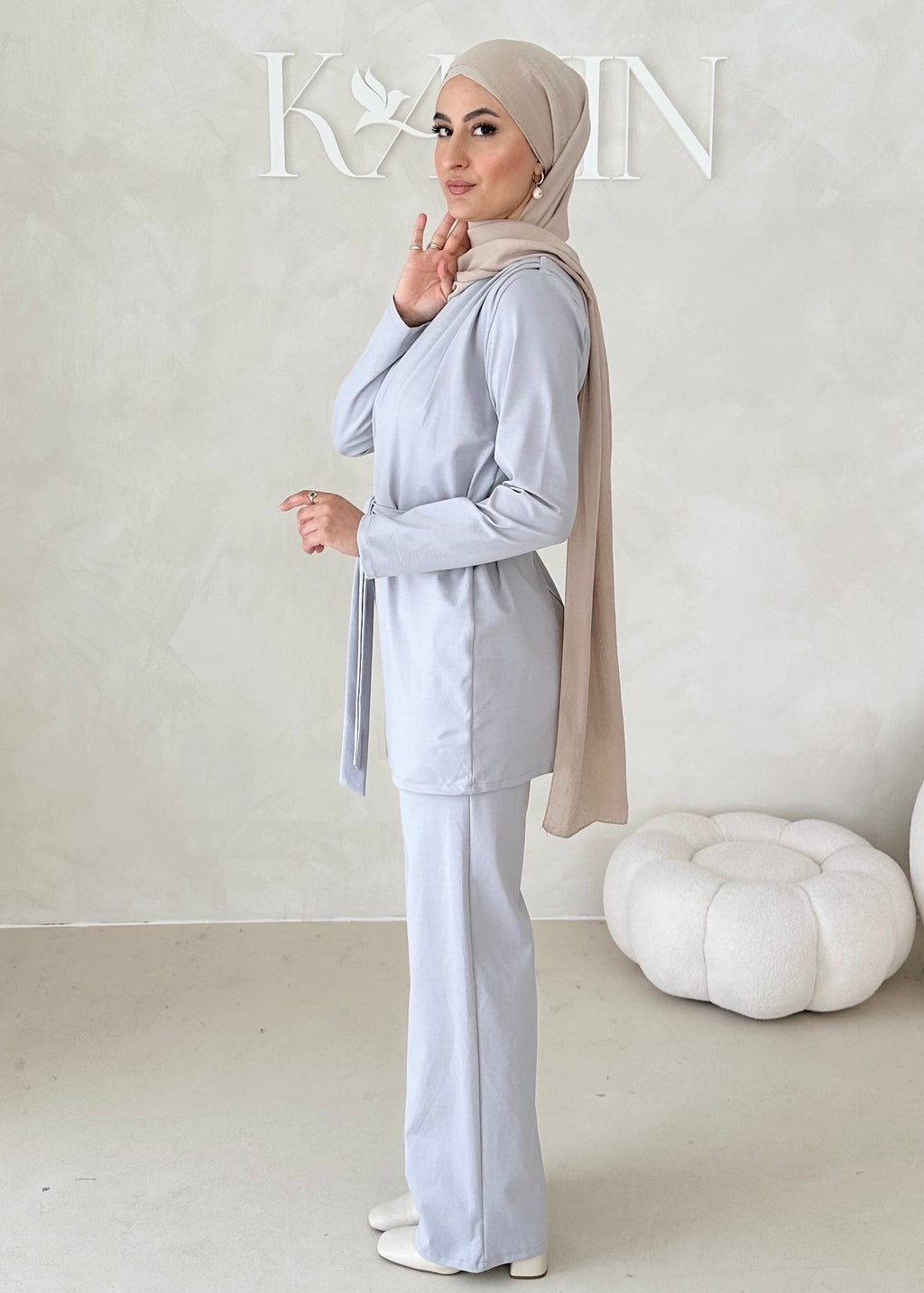 Costume sportif deux pièces avec ceinture