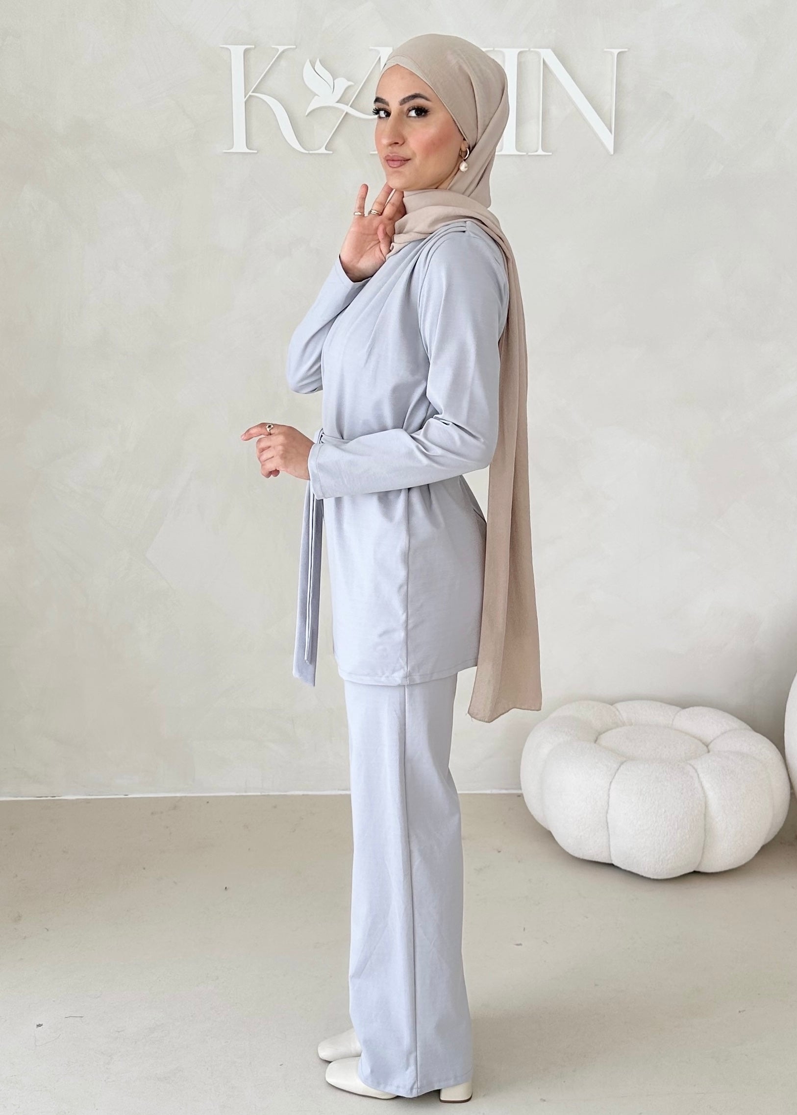 Costume sportif deux pièces avec ceinture