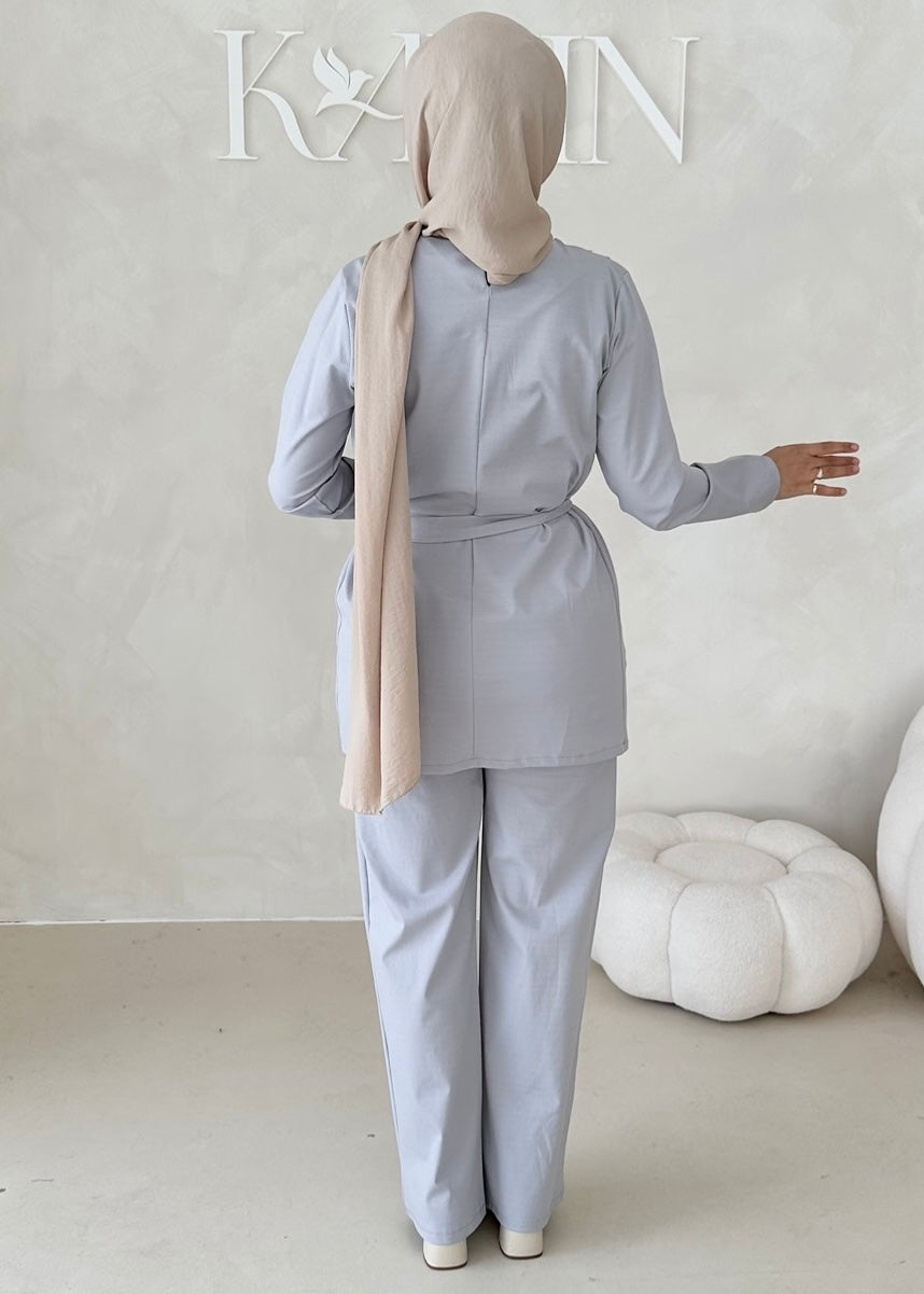 Costume sportif deux pièces avec ceinture