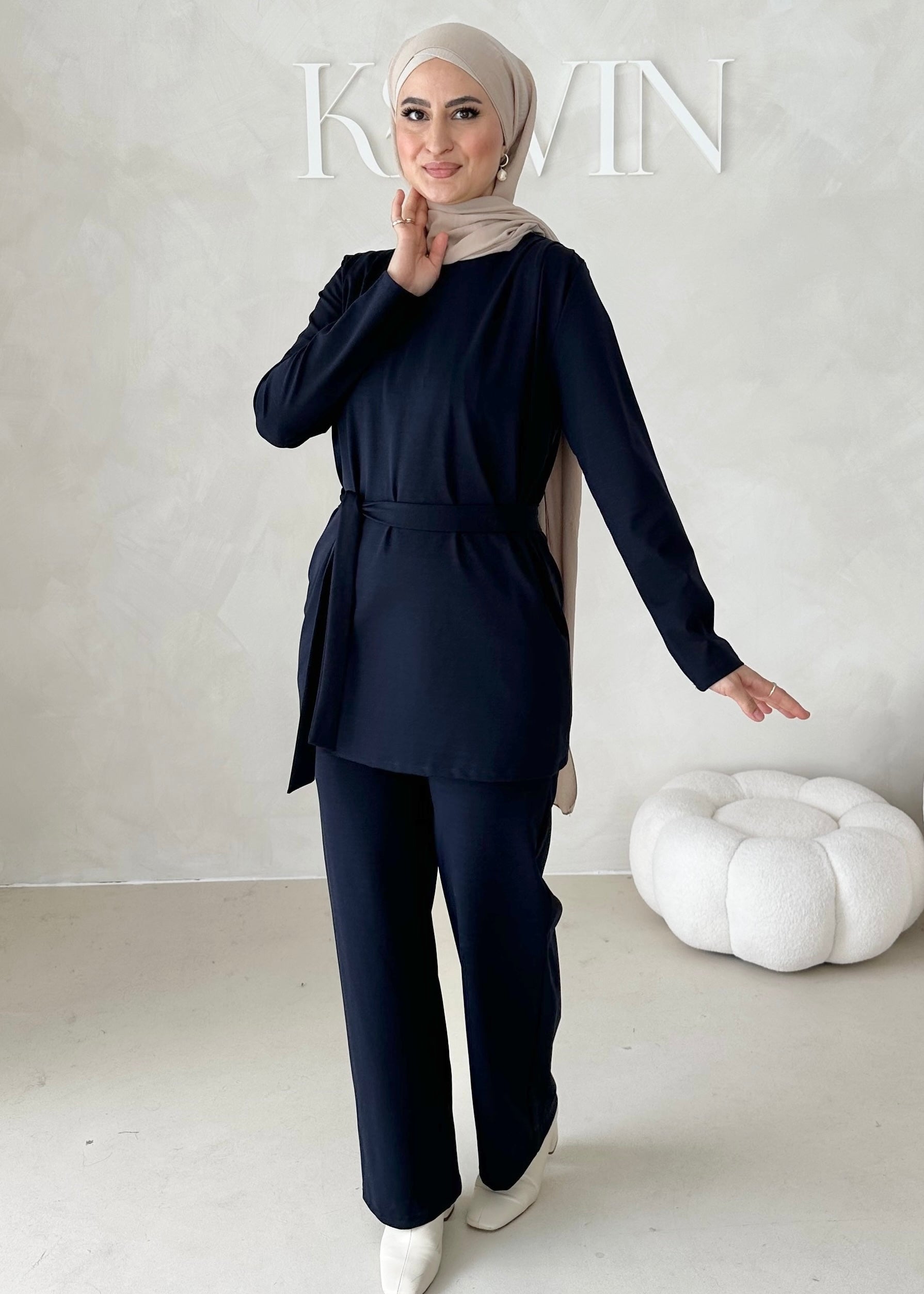 Costume sportif deux pièces avec ceinture