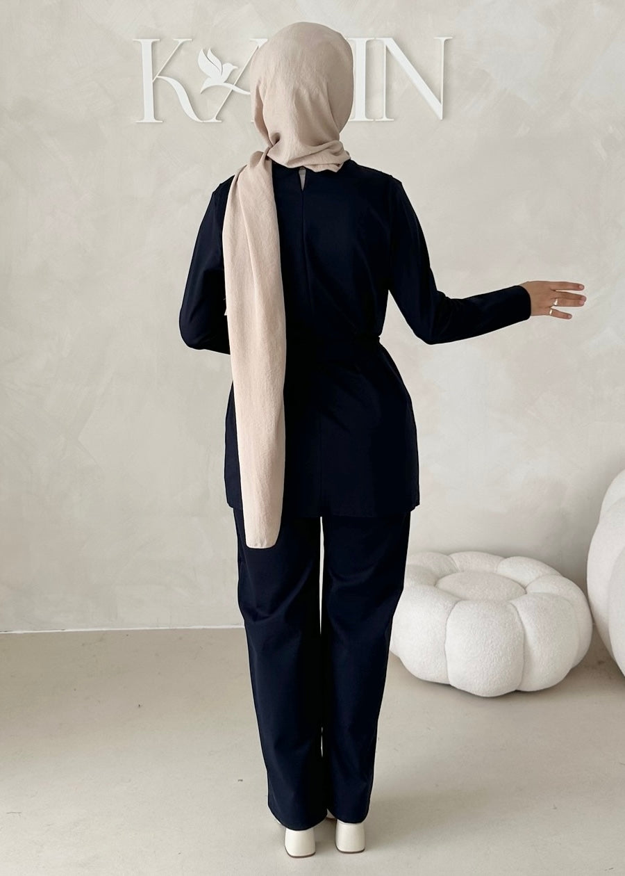 Costume sportif deux pièces avec ceinture