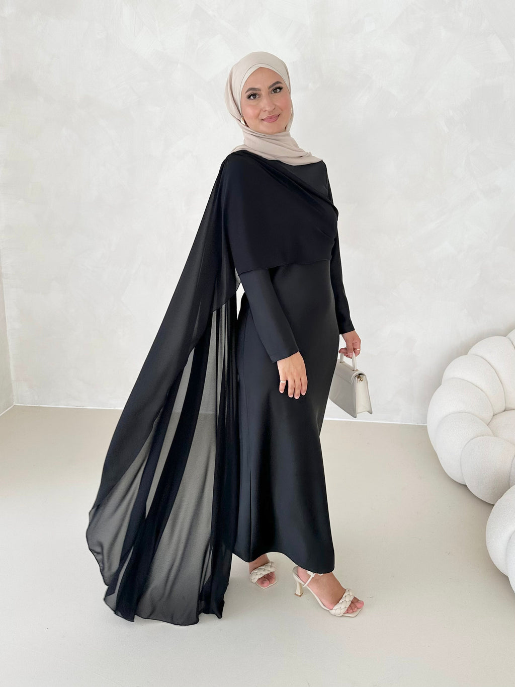 Robe en satin avec traîne sur les épaules