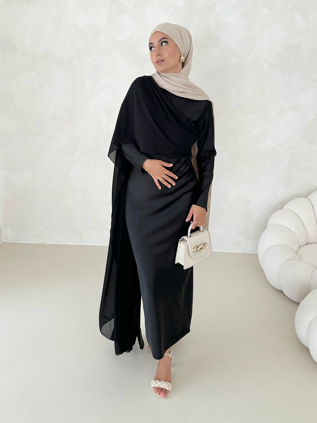 Robe en satin avec traîne sur les épaules