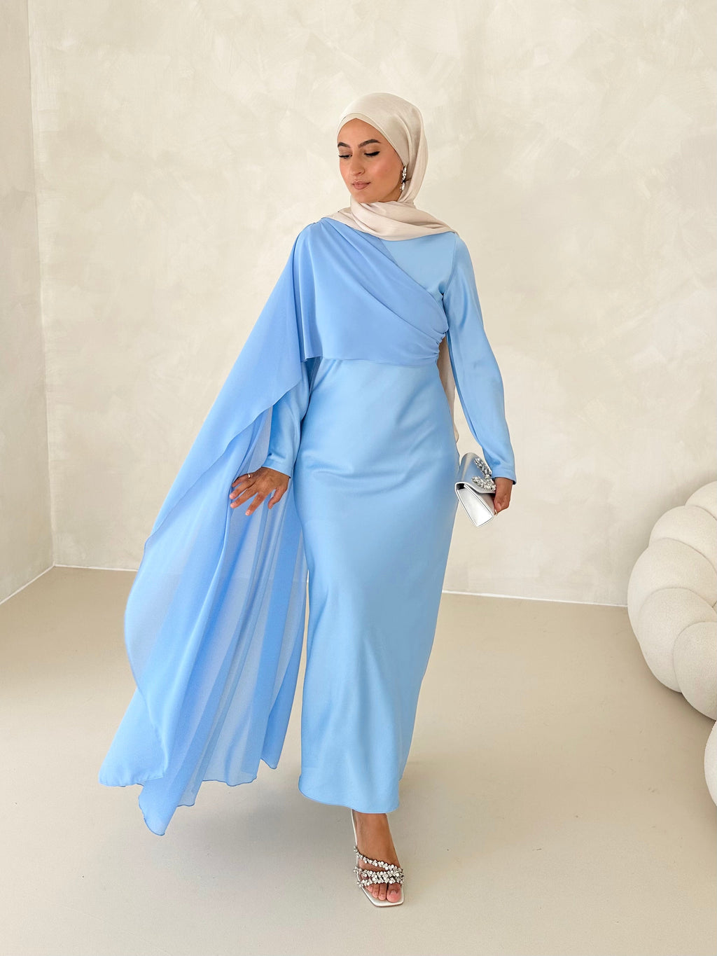 Robe en satin avec traîne sur les épaules