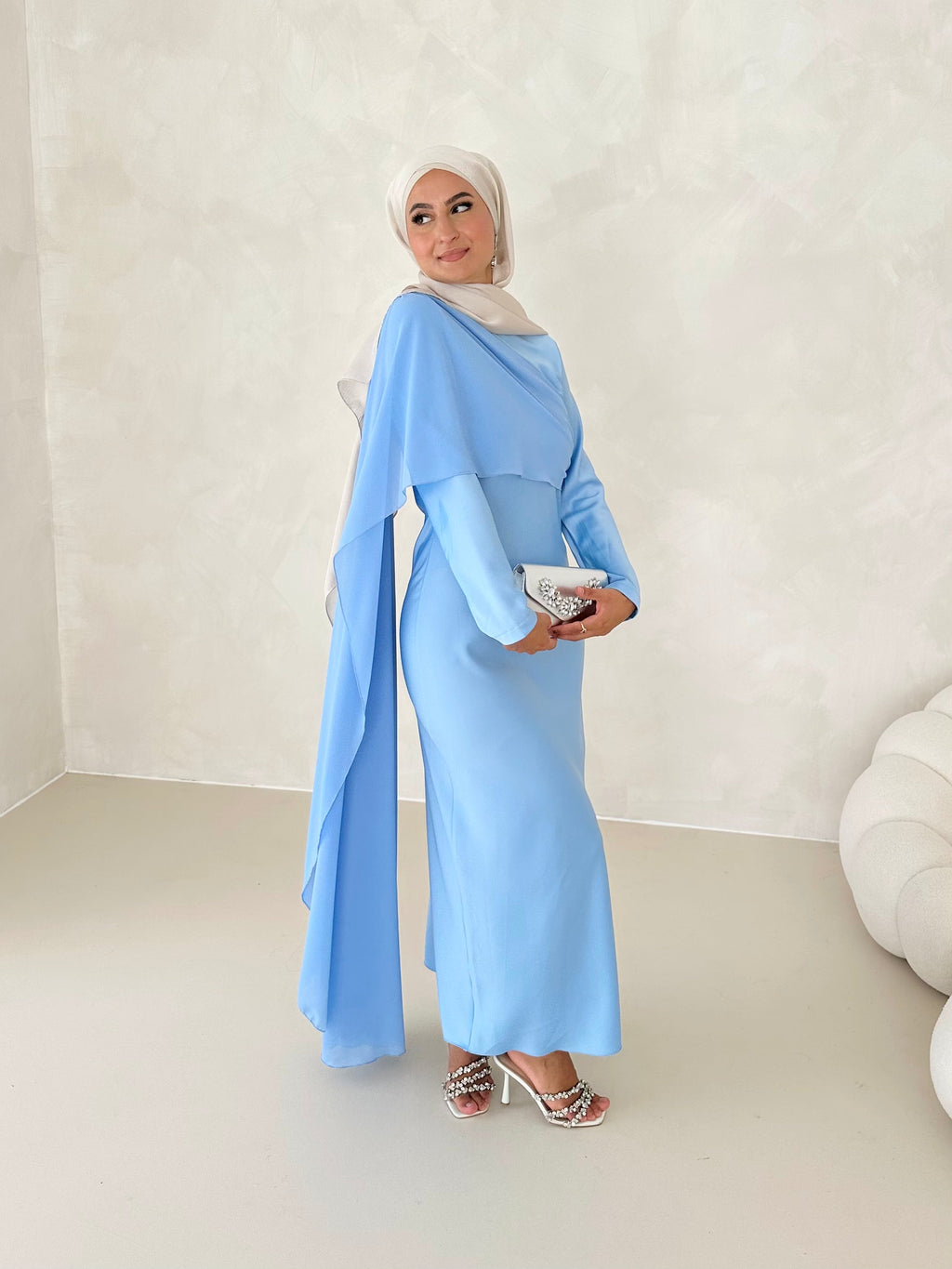 Robe en satin avec traîne sur les épaules