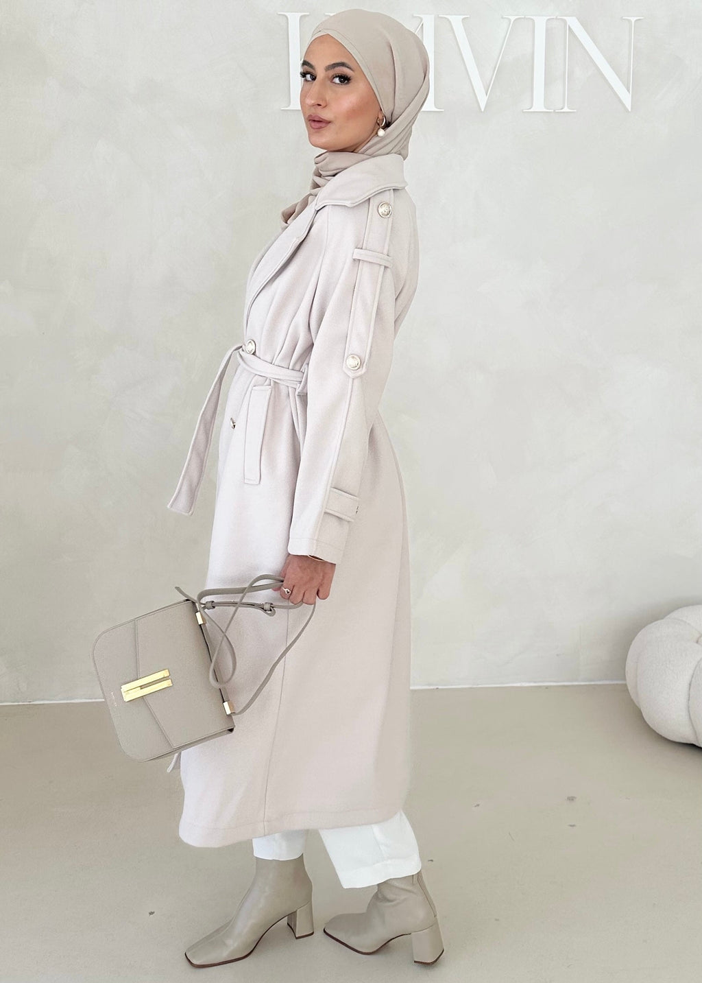 Manteau avec boutons dorés