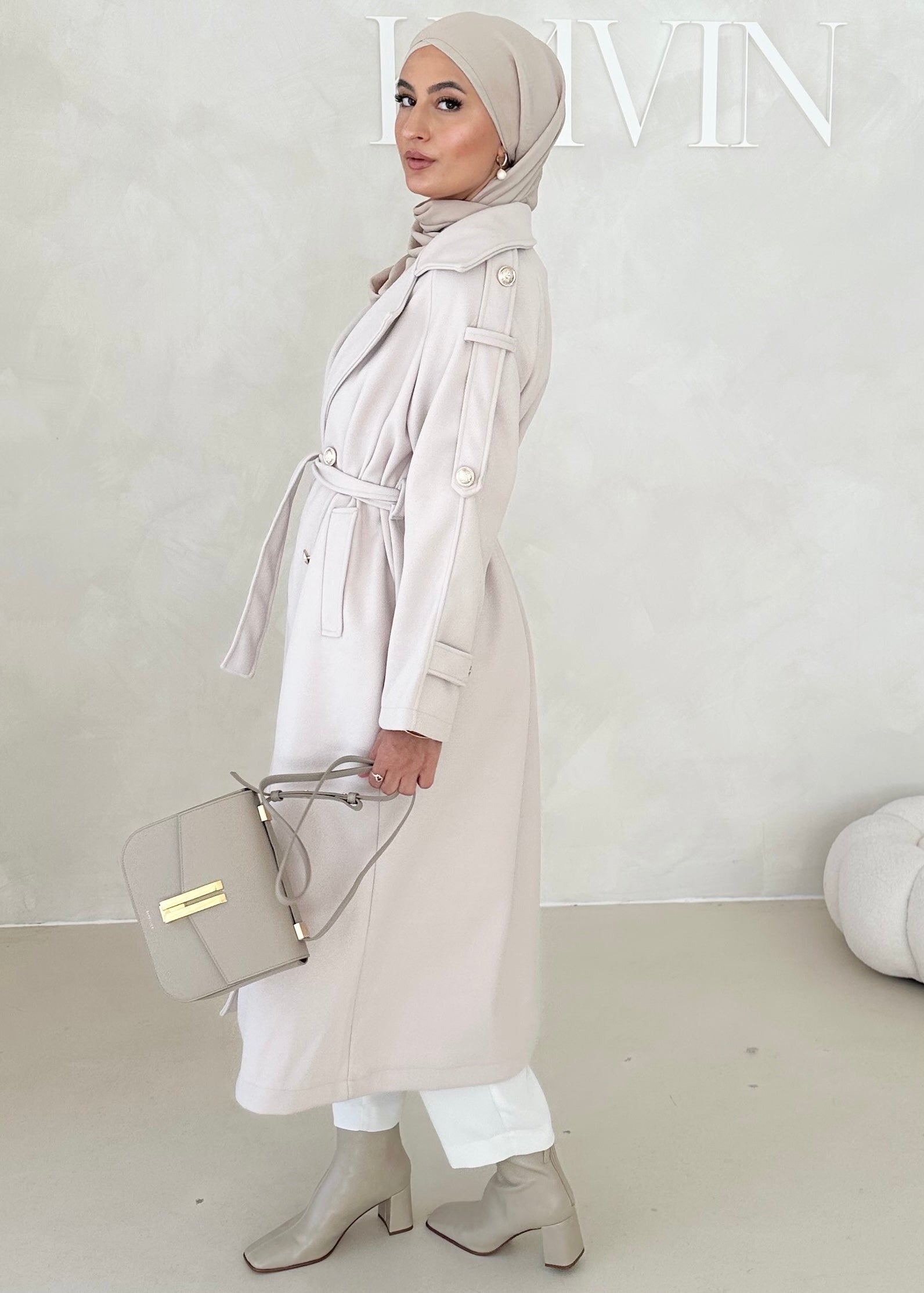 Manteau avec boutons dorés