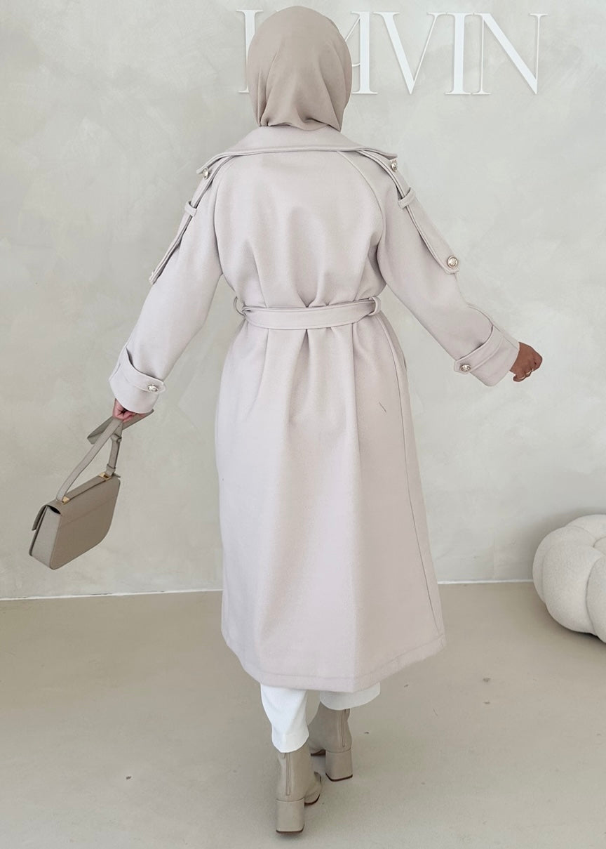 Manteau avec boutons dorés