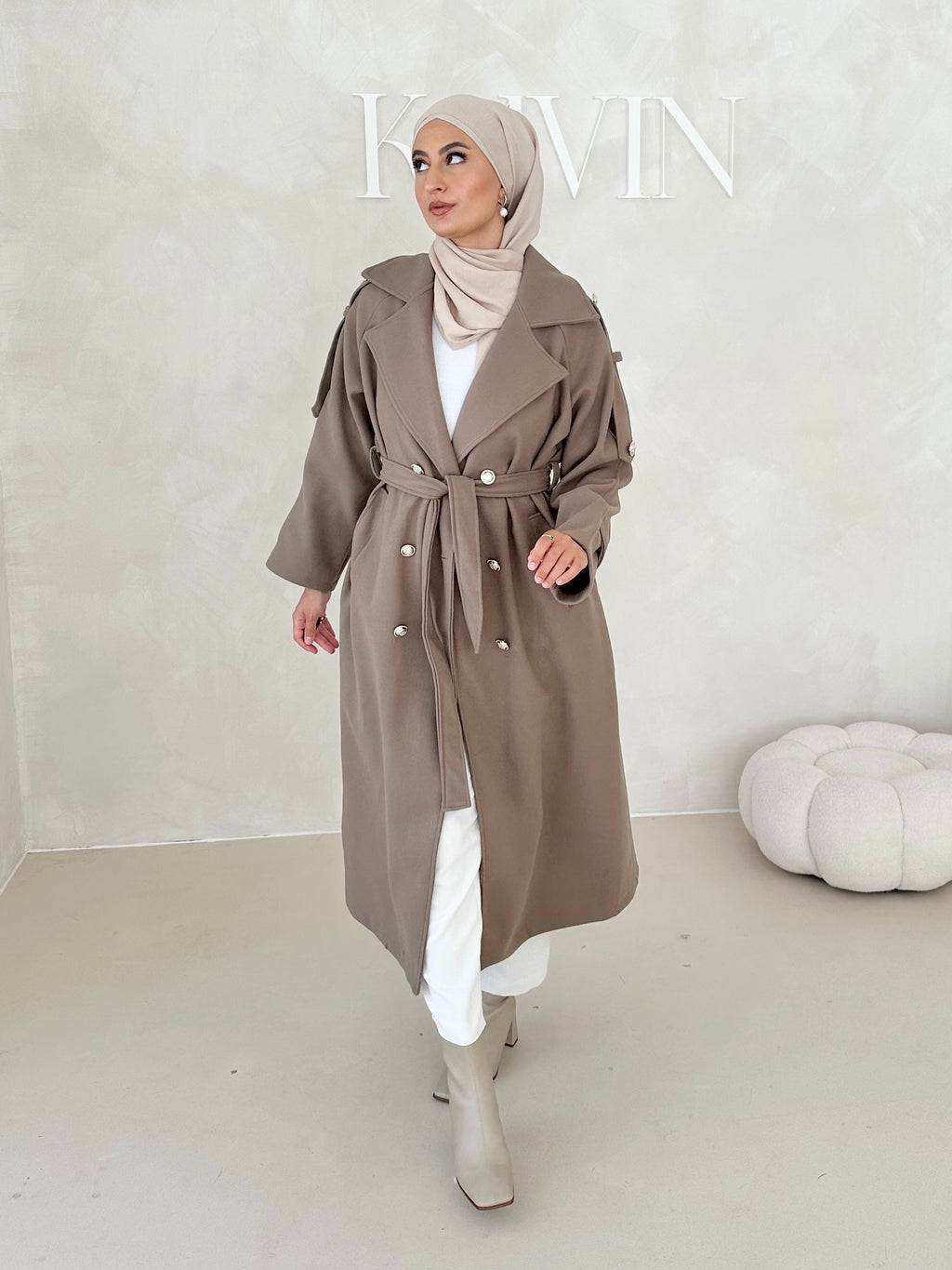 Manteau avec boutons dorés