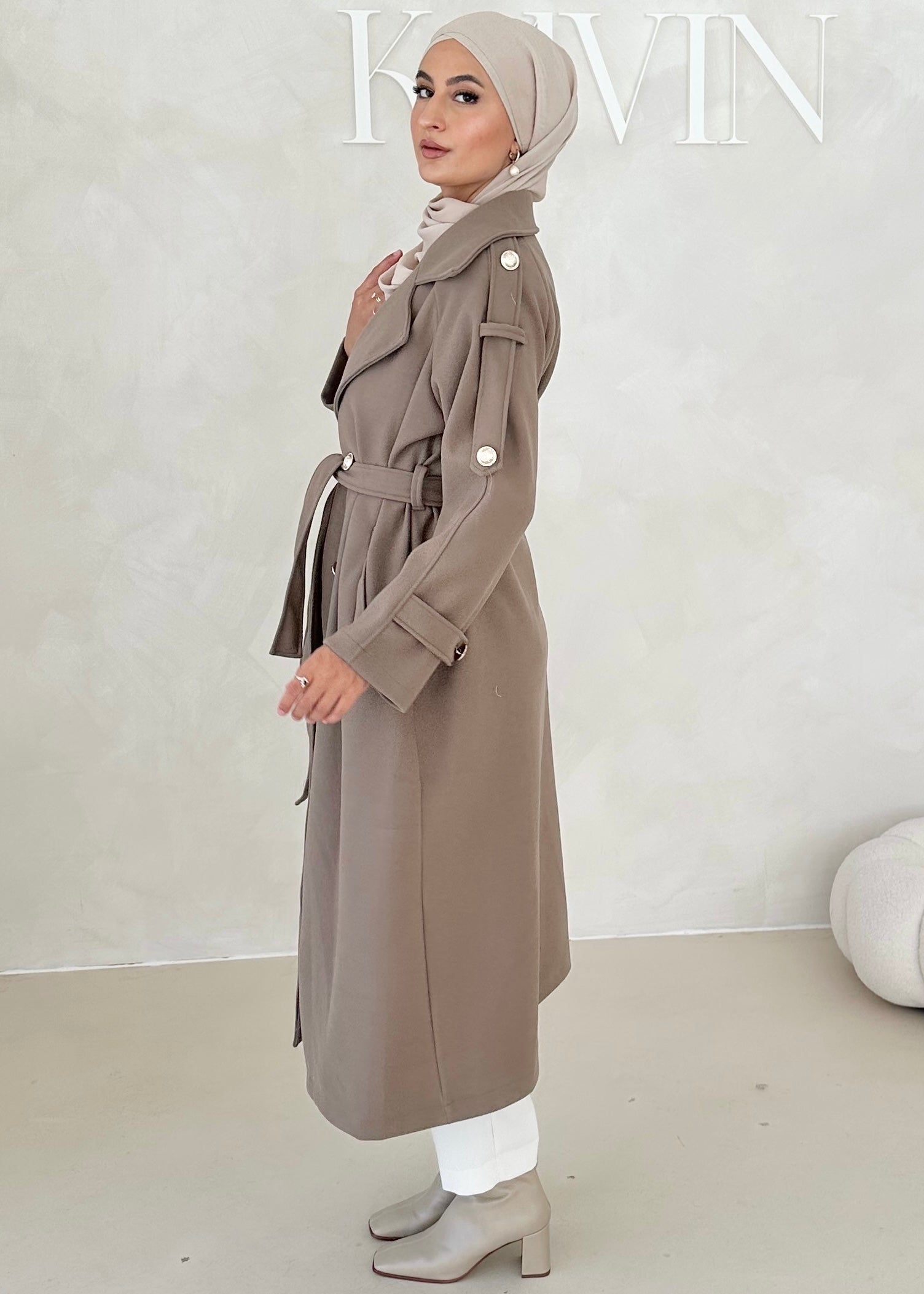 Manteau avec boutons dorés