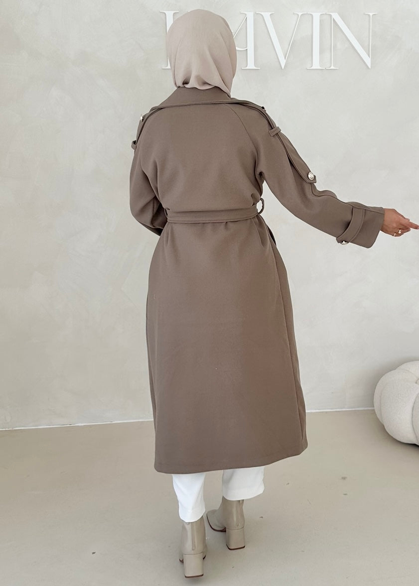 Manteau avec boutons dorés