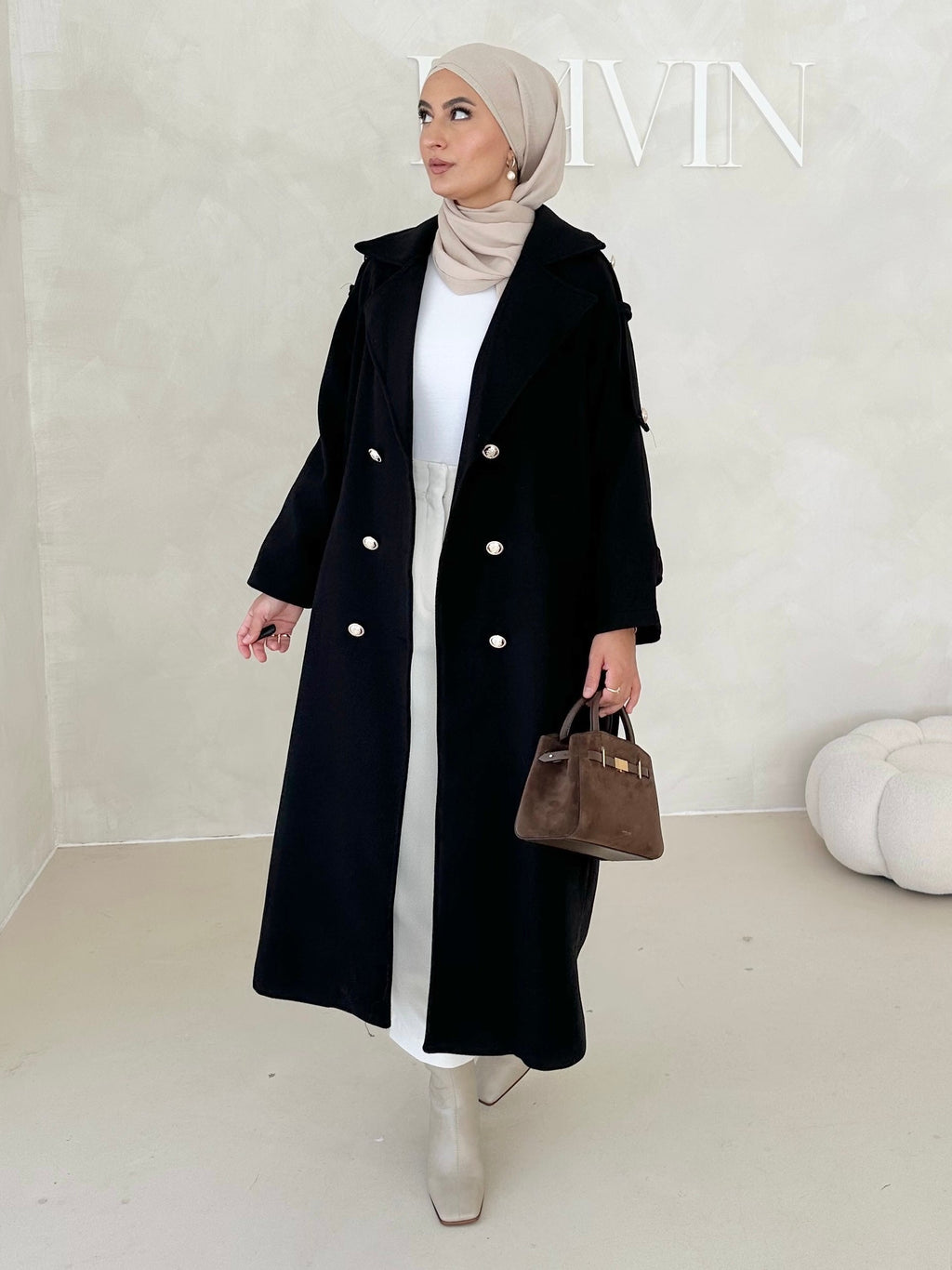 Manteau avec boutons dorés