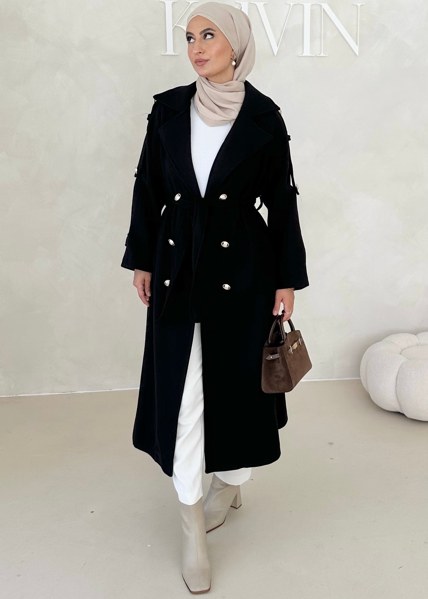 Manteau avec boutons dorés