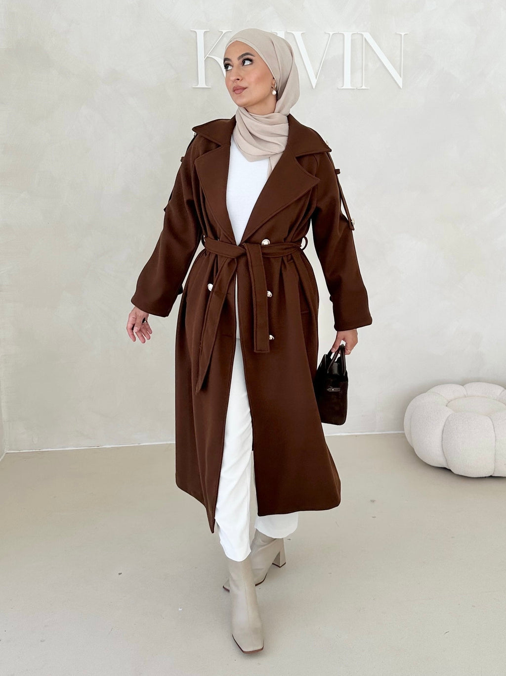 Manteau avec boutons dorés