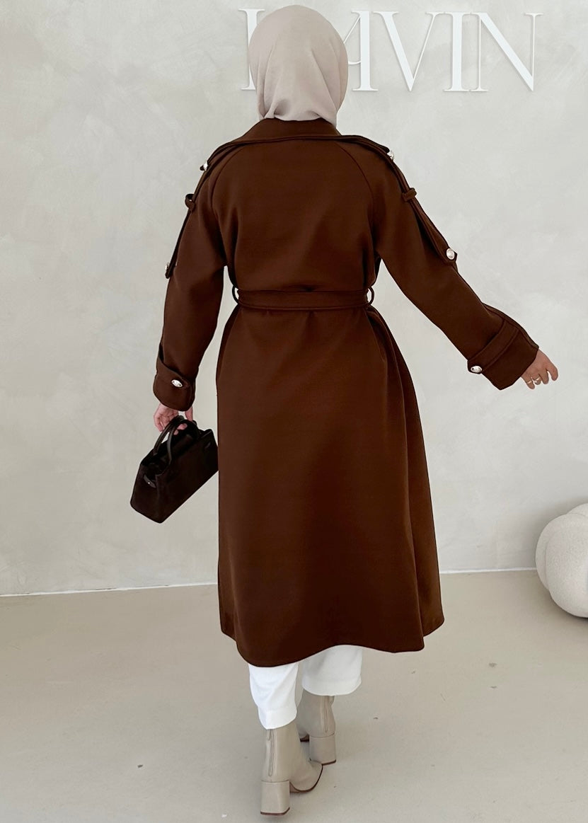 Manteau avec boutons dorés