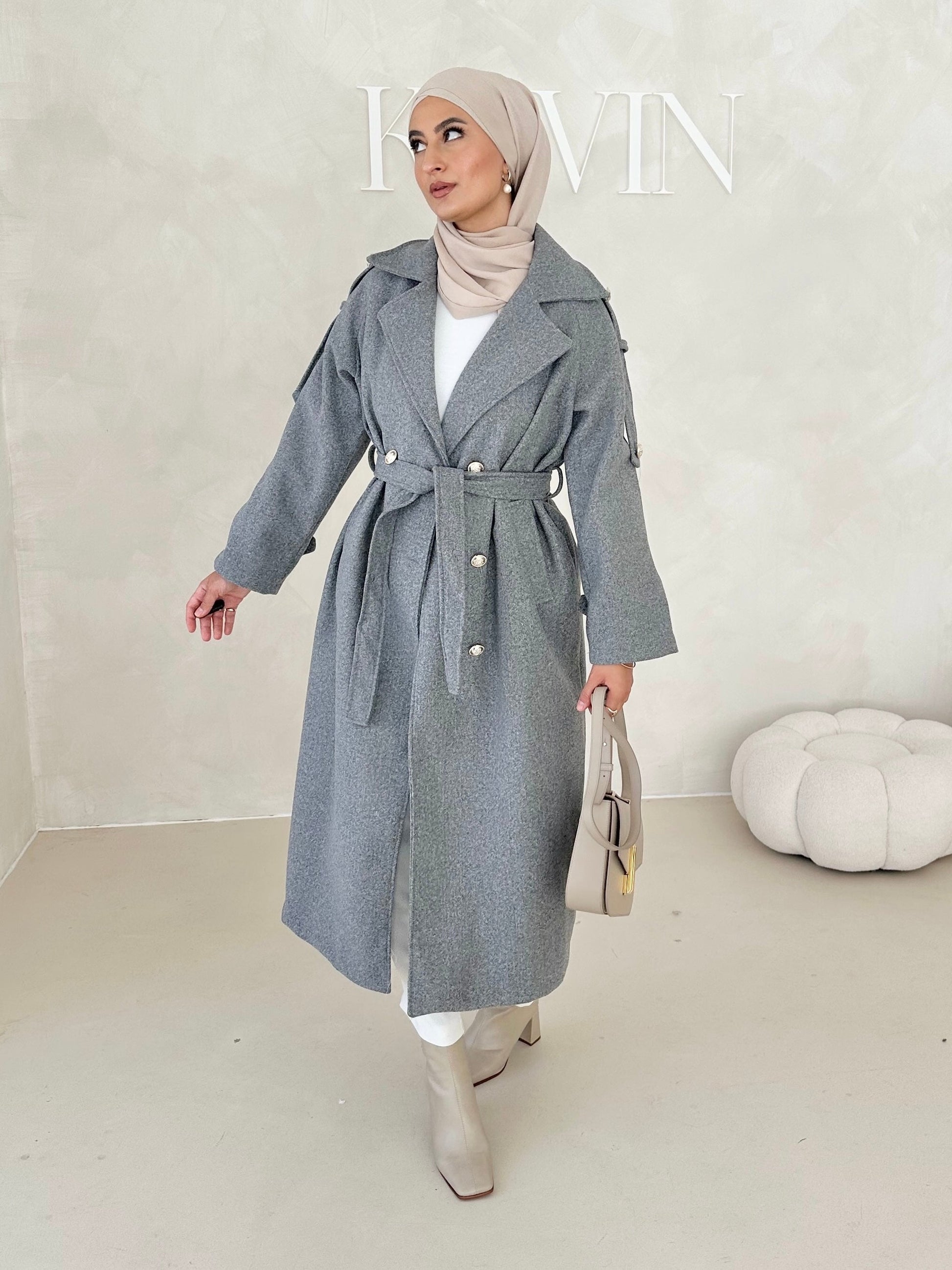 Manteau avec boutons dorés