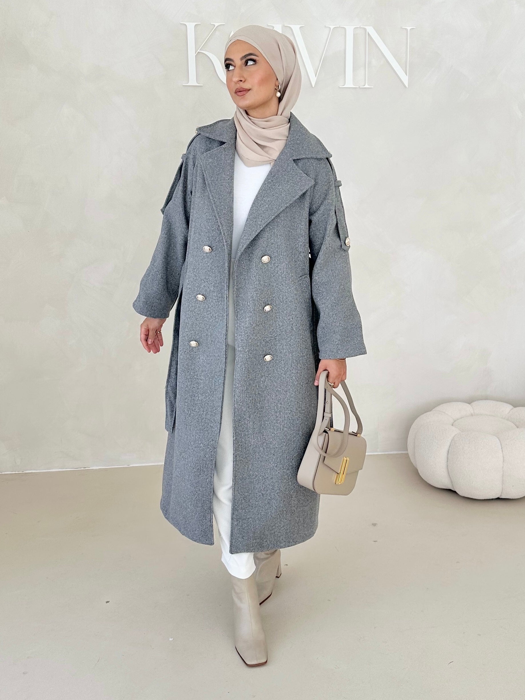 Manteau avec boutons dorés