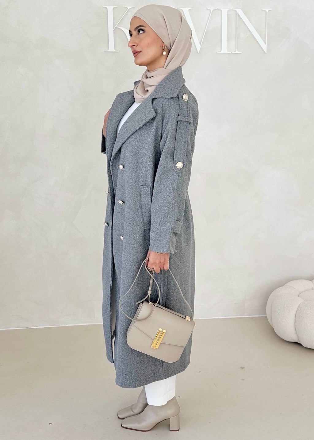 Manteau avec boutons dorés