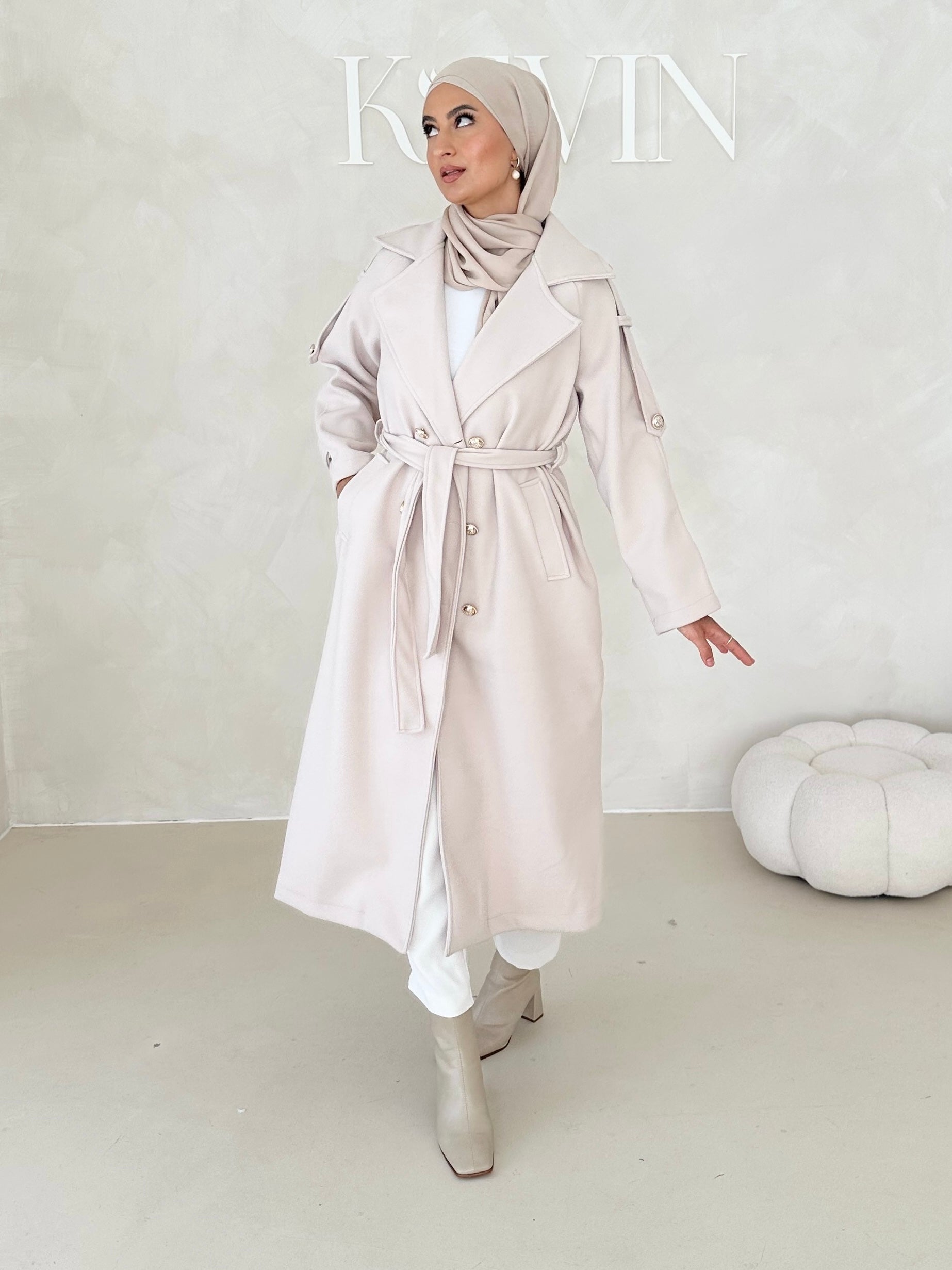 Manteau avec boutons dorés