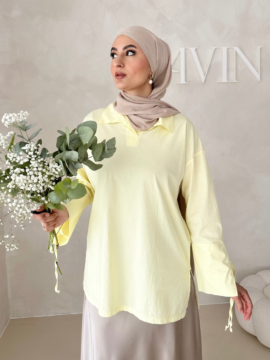 Blouse basique avec détail laçage