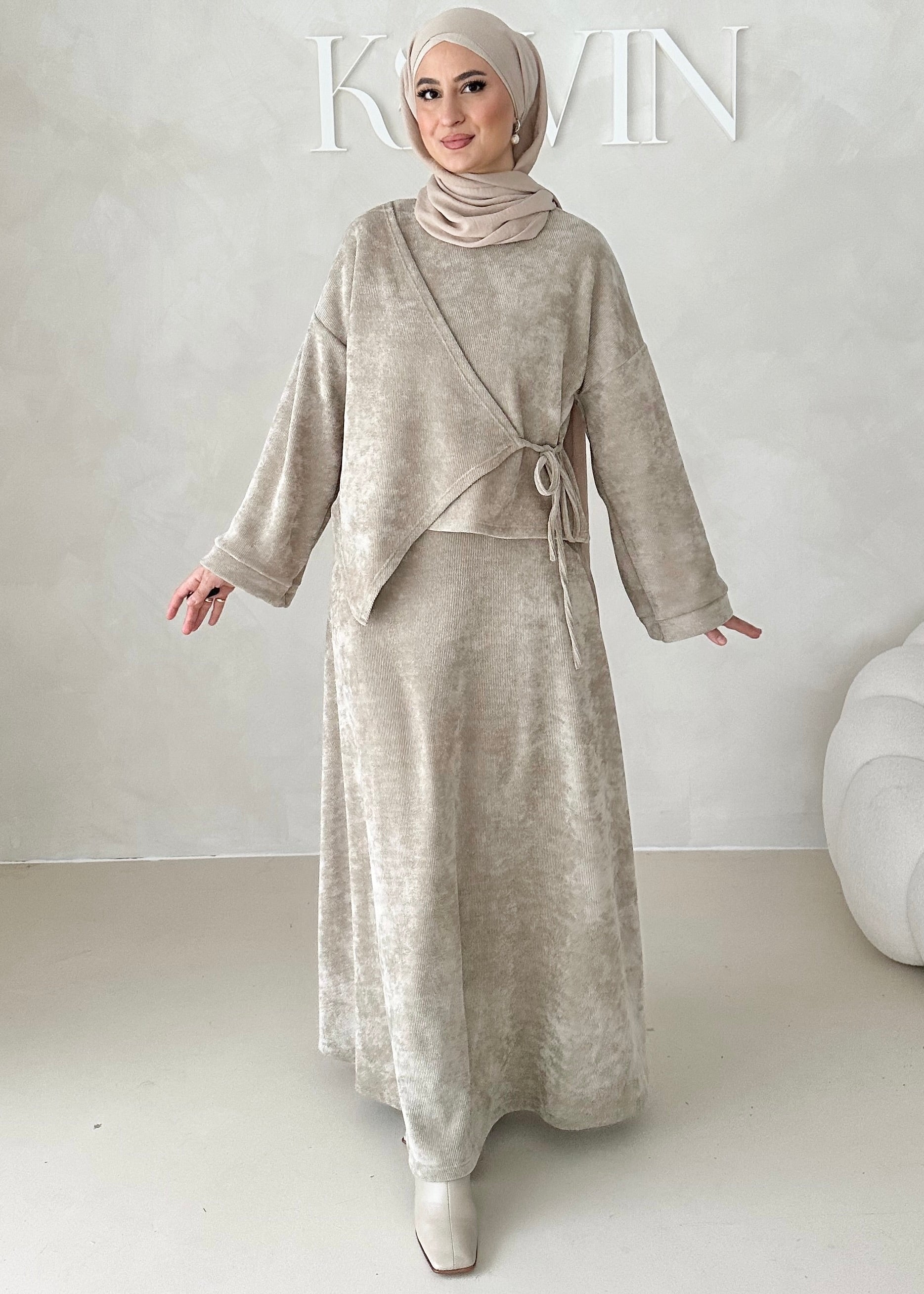 Costume deux pièces en velours côtelé à lacets