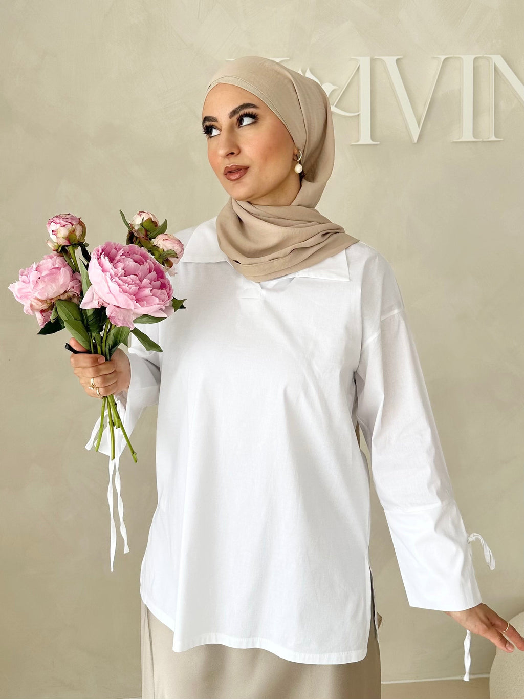 Blouse basique avec détail laçage