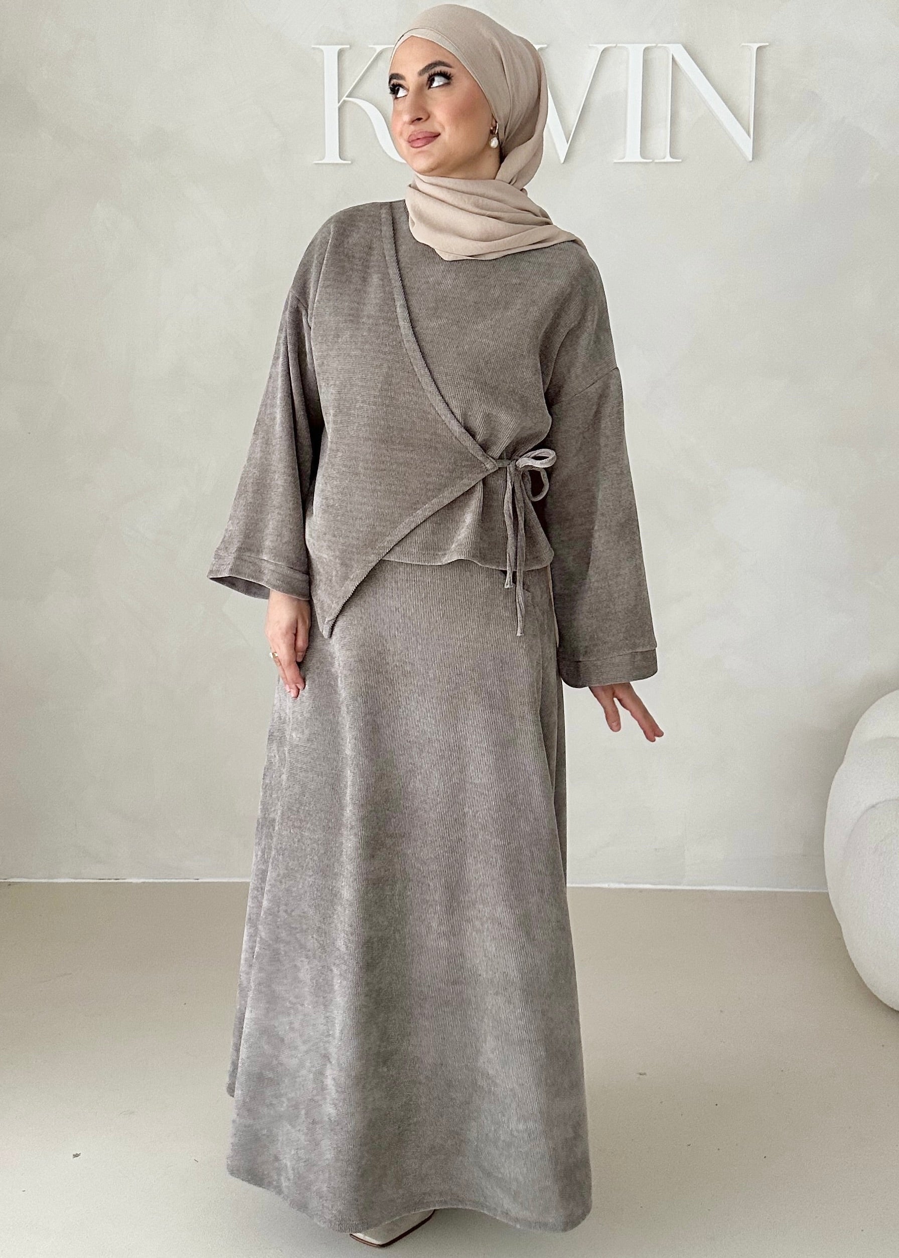 Costume deux pièces en velours côtelé à lacets