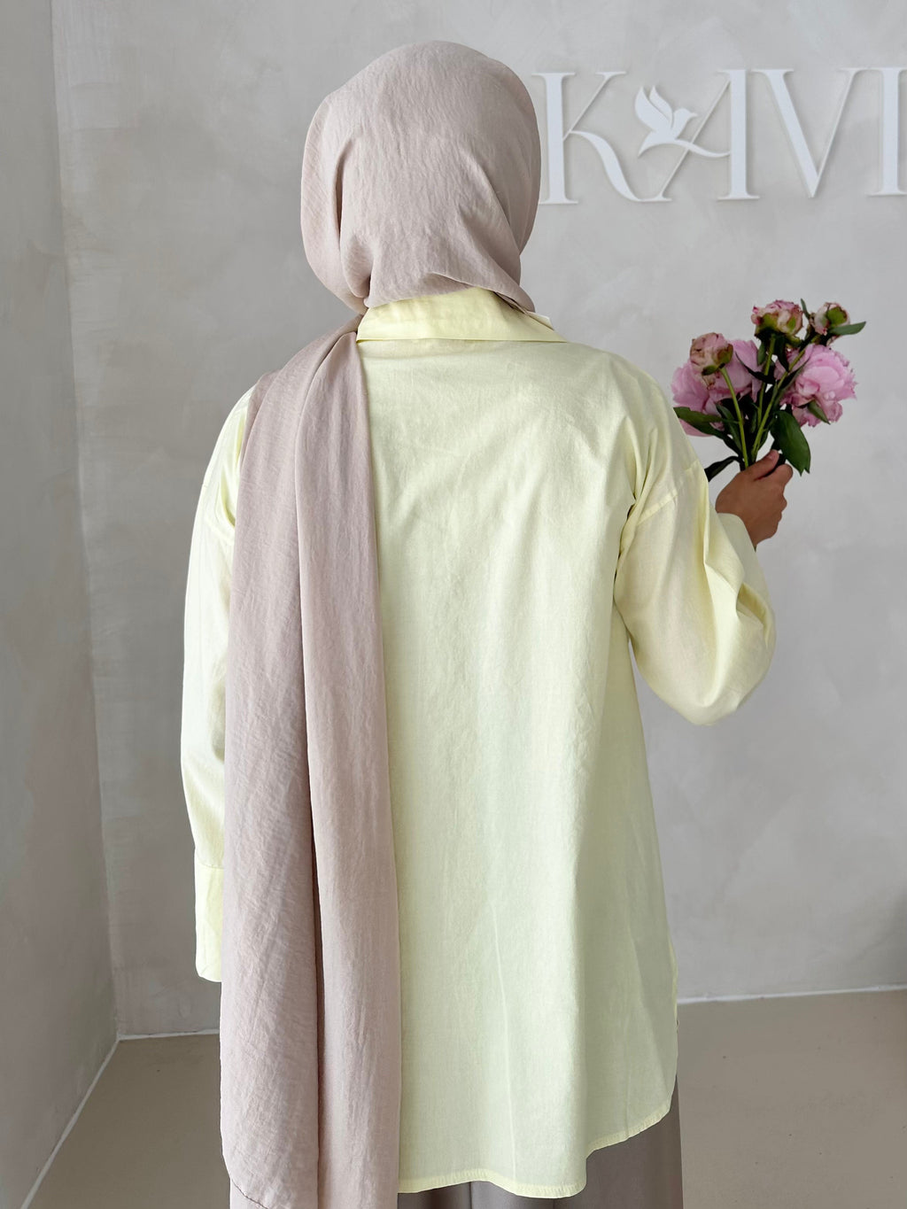 Blouse basique avec détail laçage