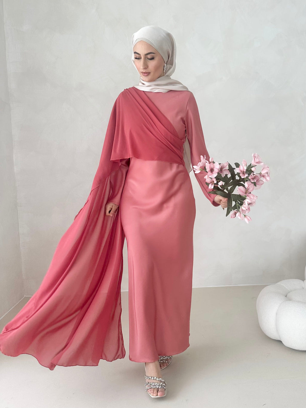 Robe en satin avec traîne sur les épaules