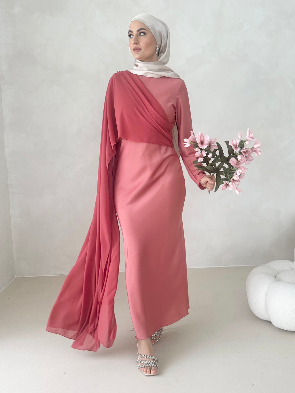 Robe en satin avec traîne sur les épaules