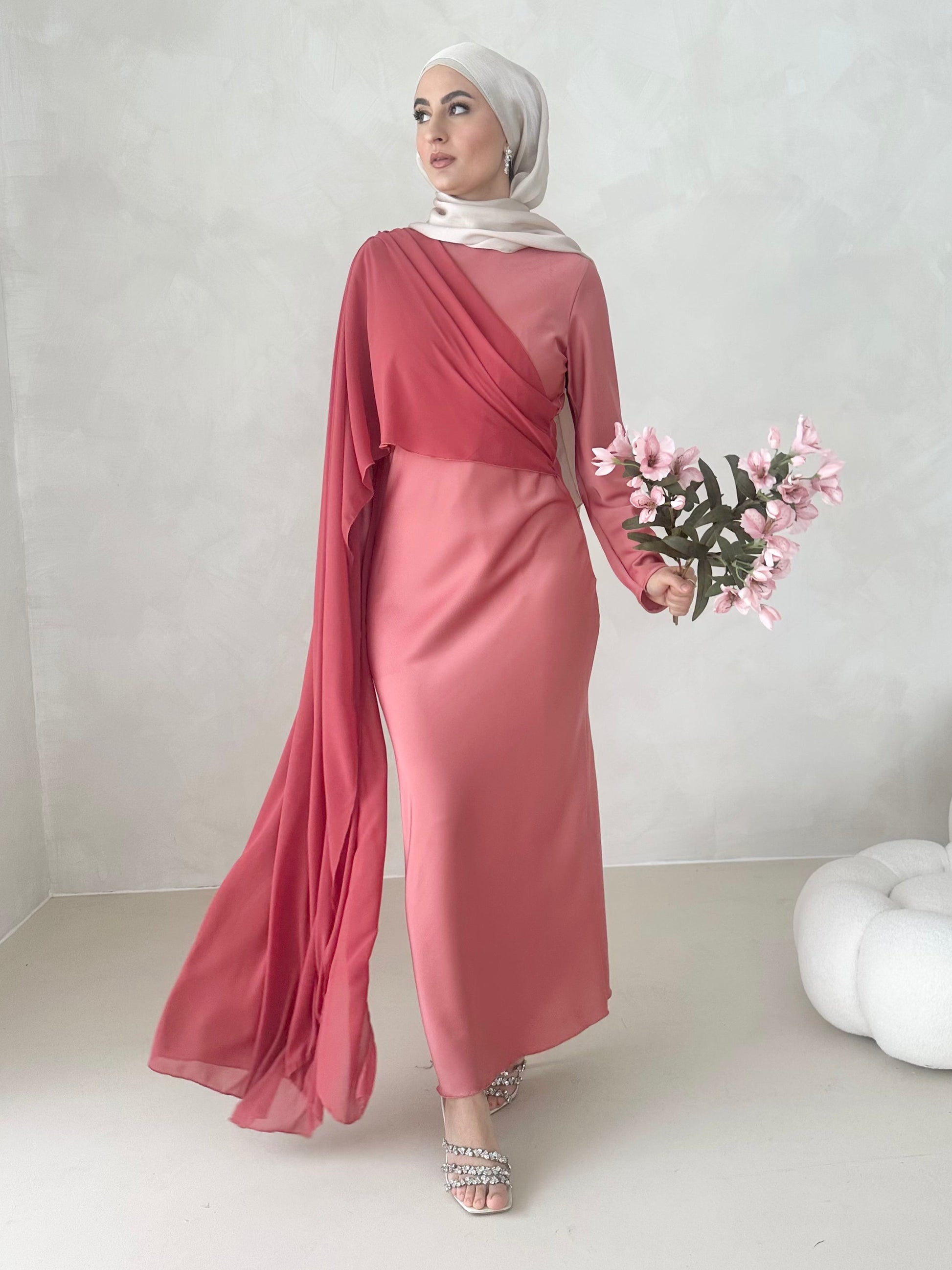Robe en satin avec traîne sur les épaules
