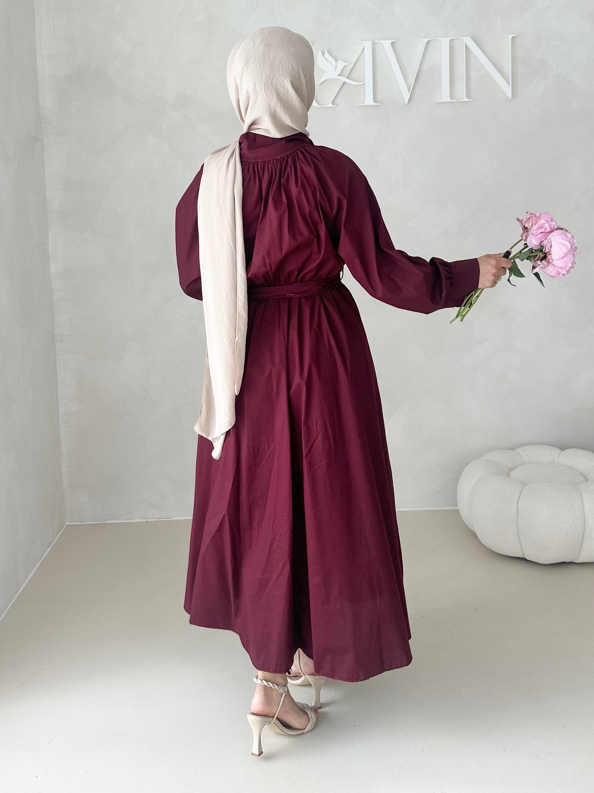 Robe avec ceinture et patte de boutonnage