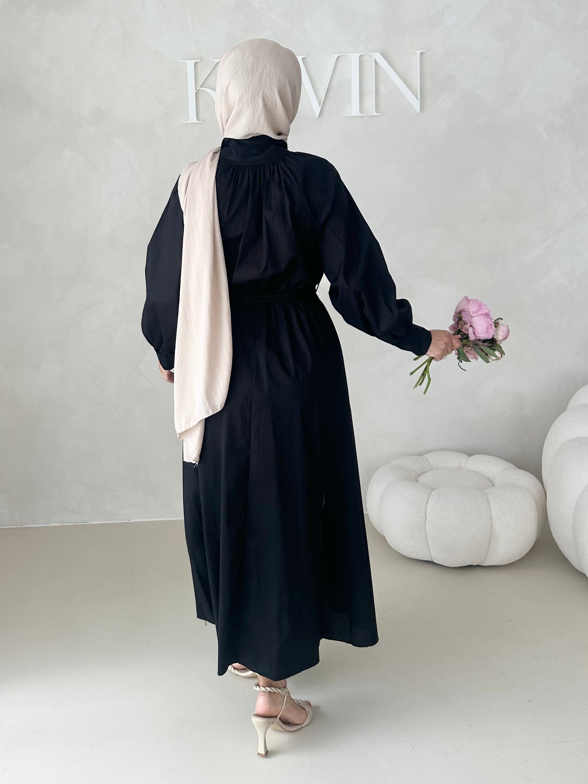 Robe avec ceinture et patte de boutonnage