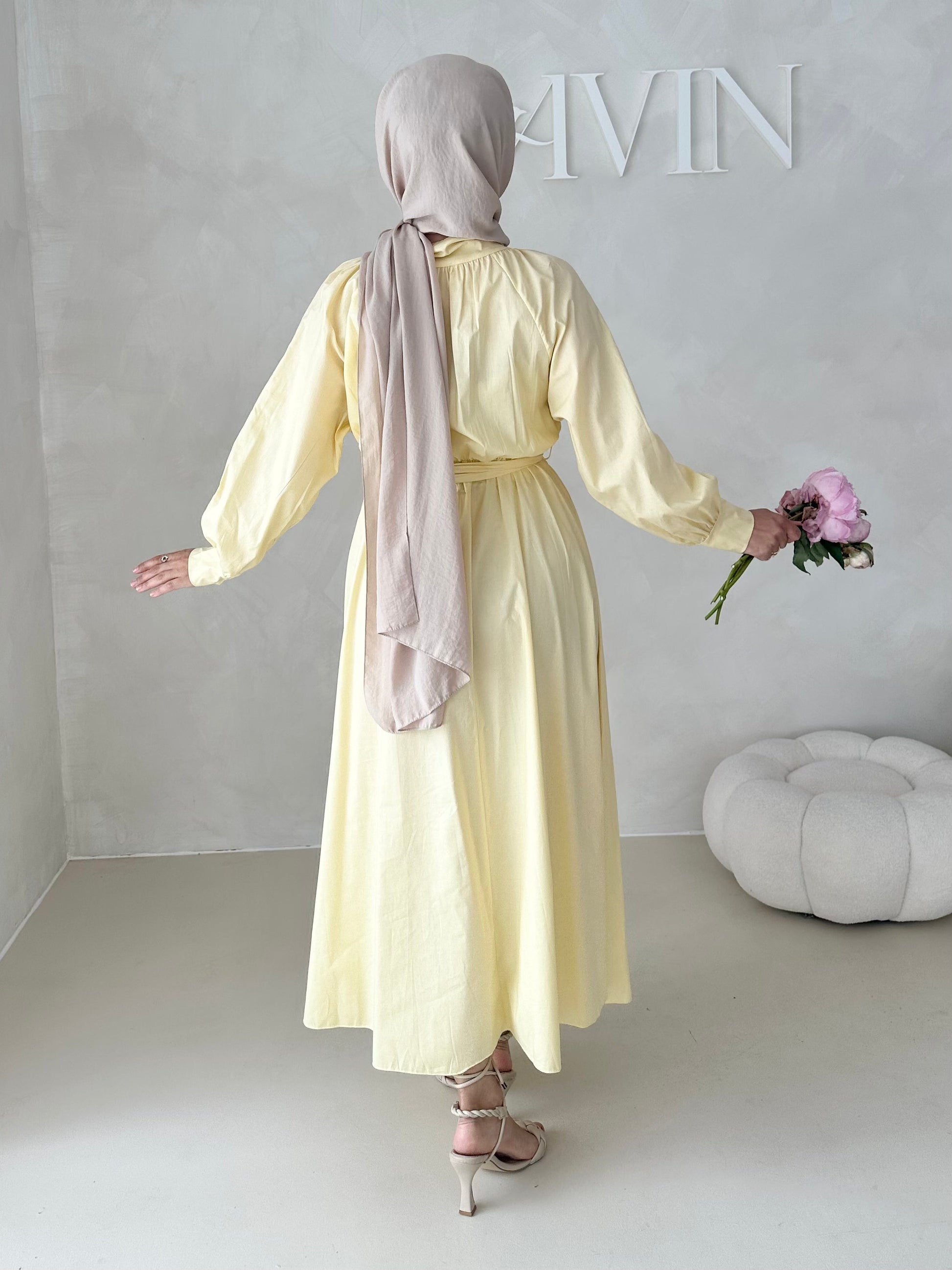 Robe avec ceinture et patte de boutonnage