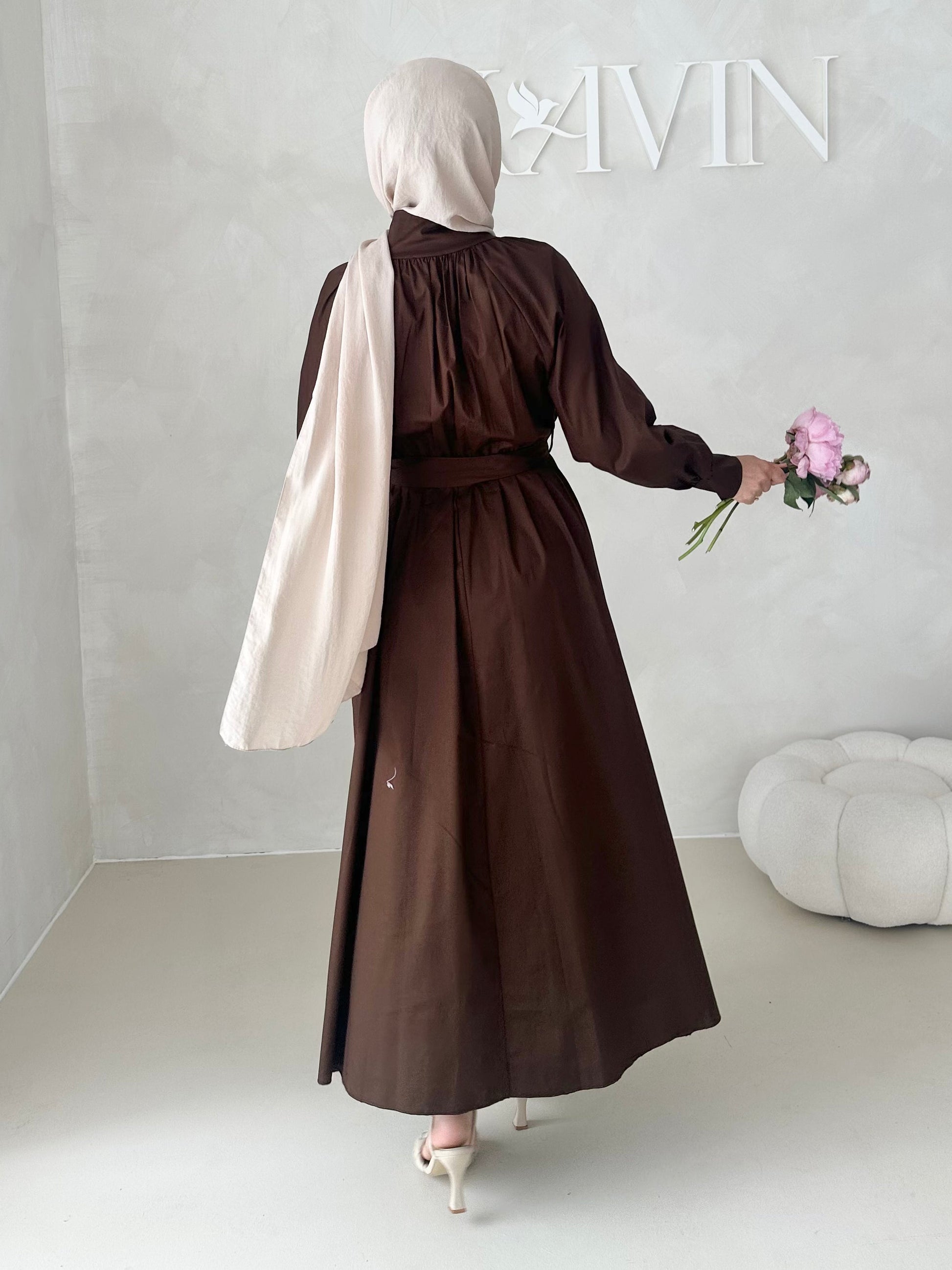 Robe avec ceinture et patte de boutonnage
