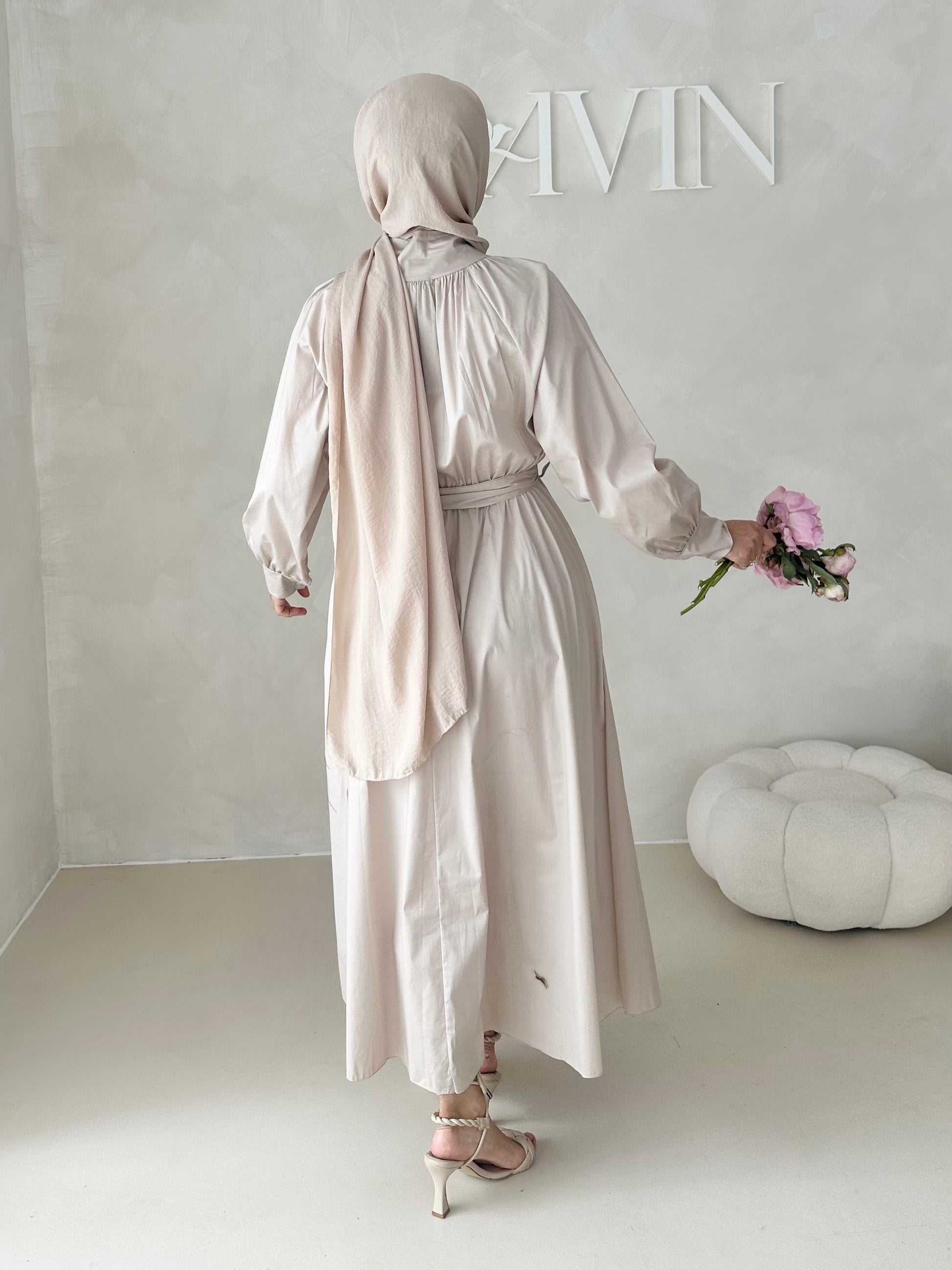 Robe avec ceinture et patte de boutonnage