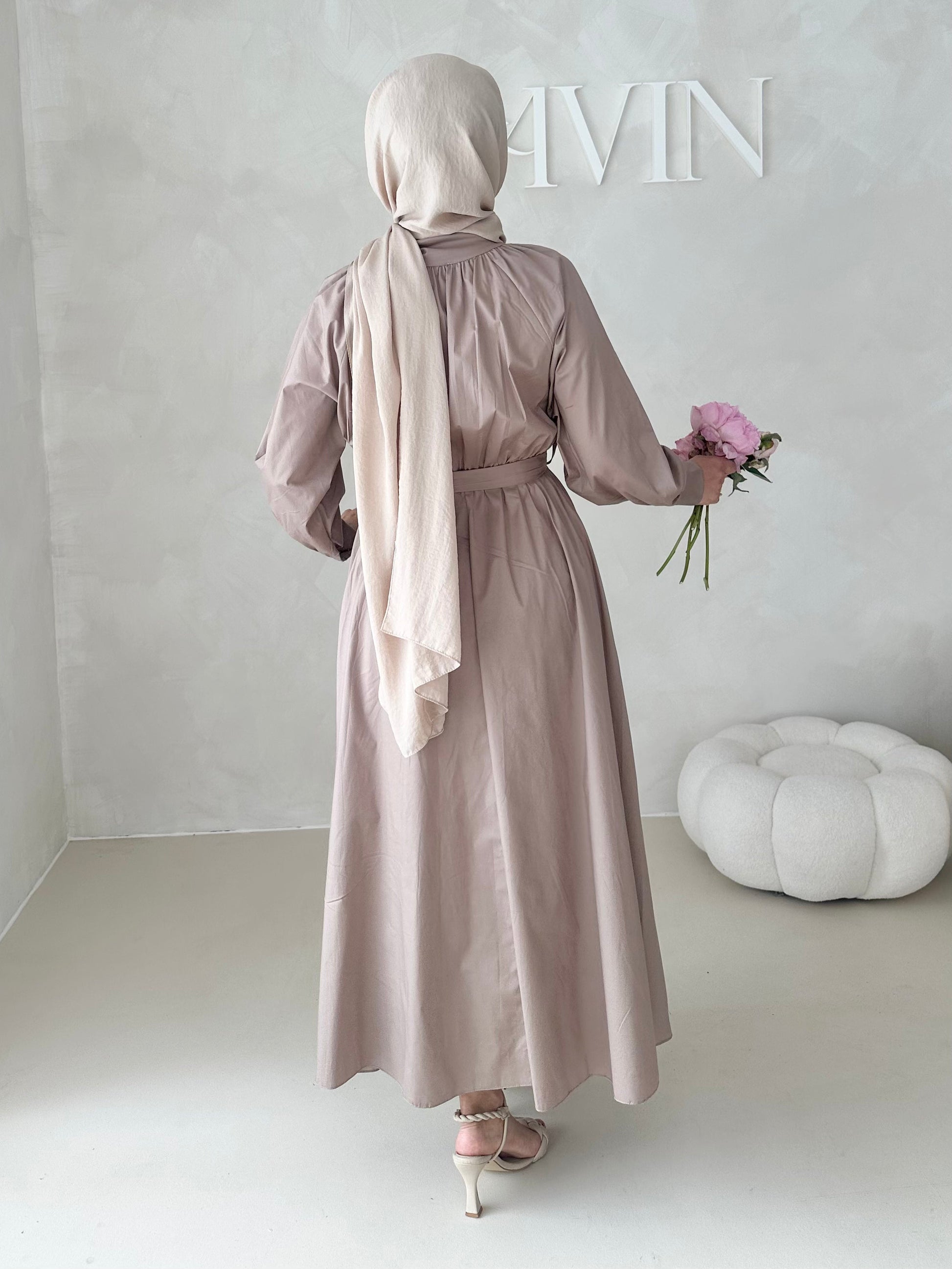 Robe avec ceinture et patte de boutonnage