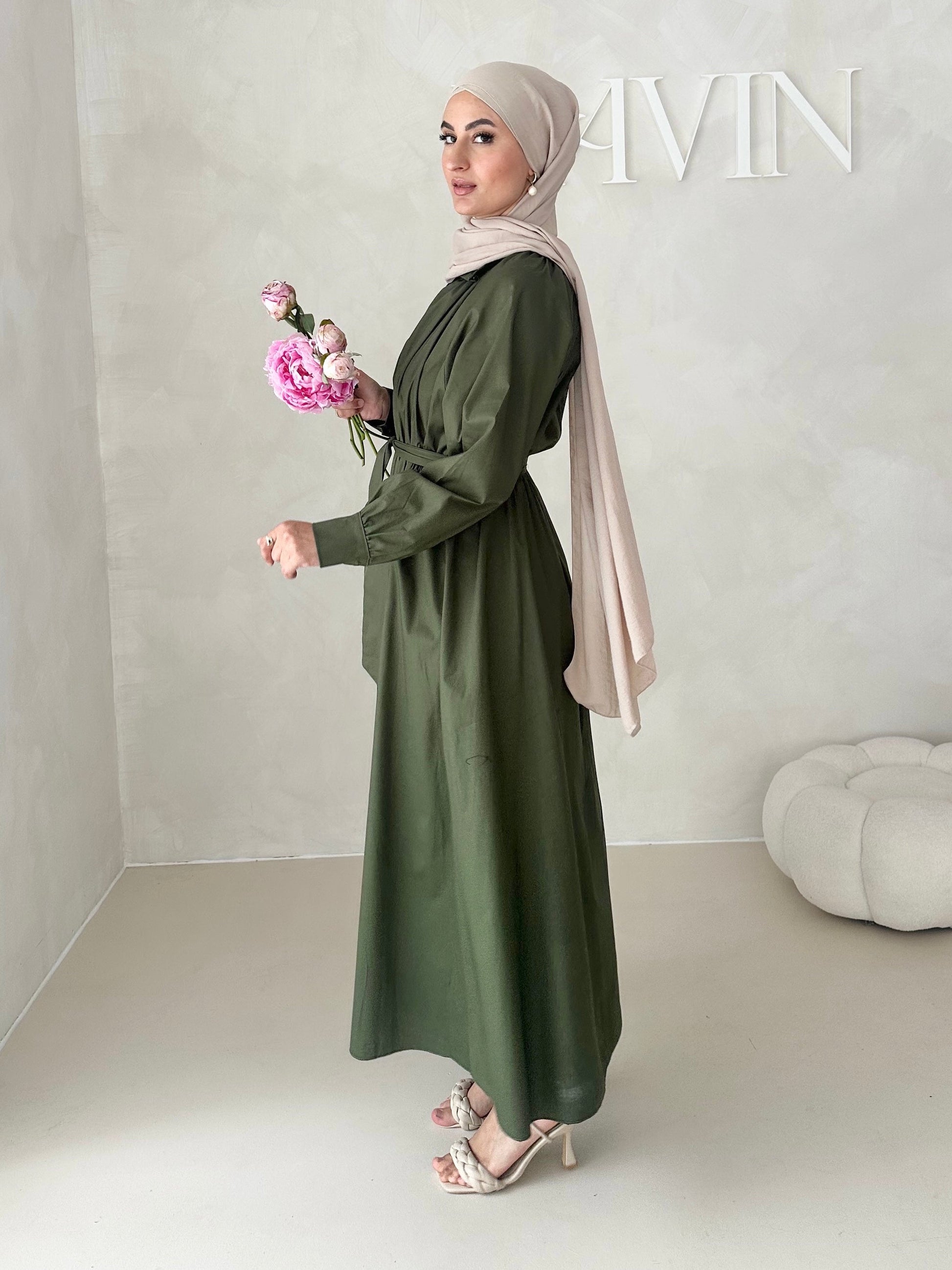 Robe avec ceinture et patte de boutonnage