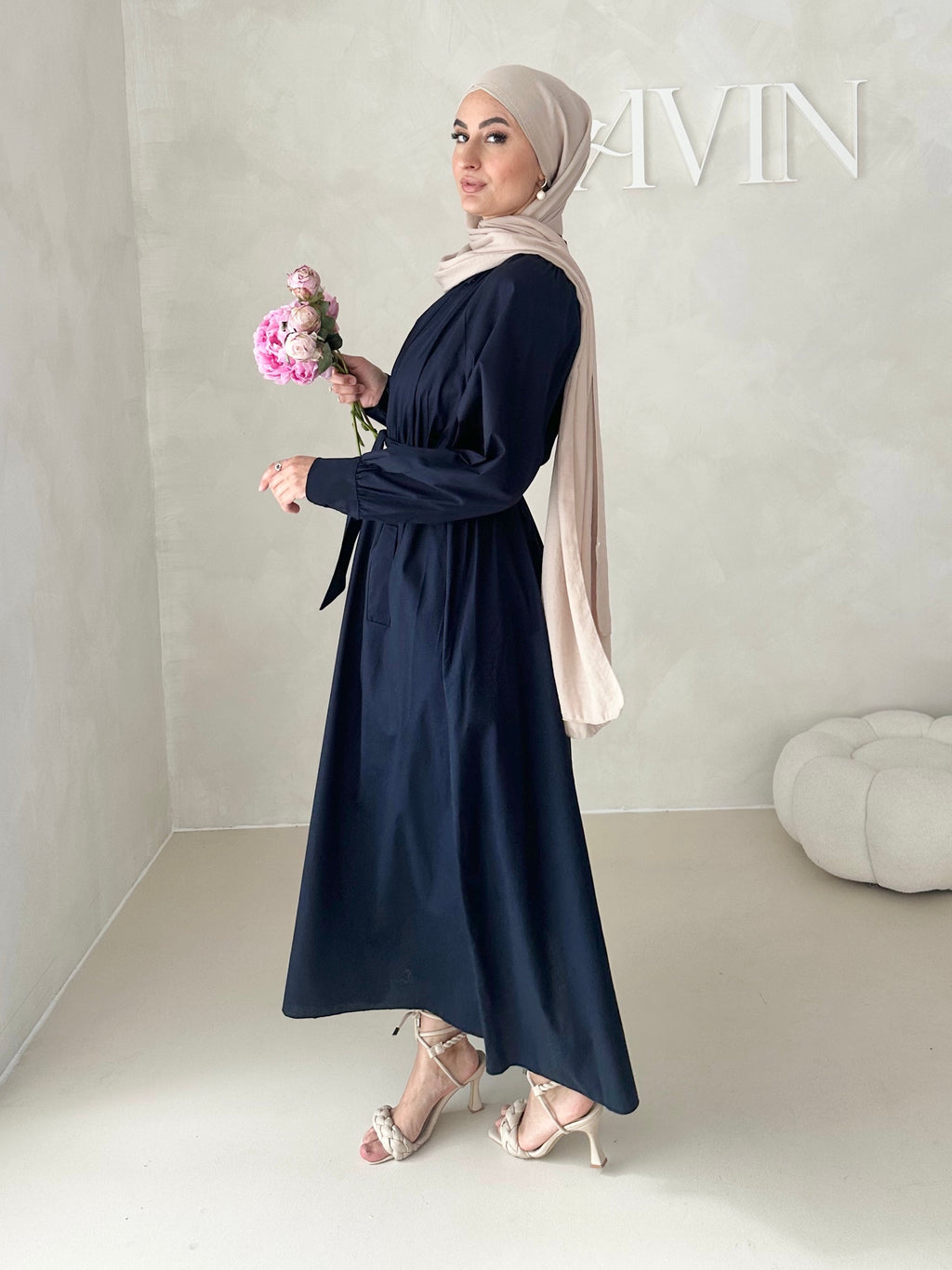 Robe avec ceinture et patte de boutonnage