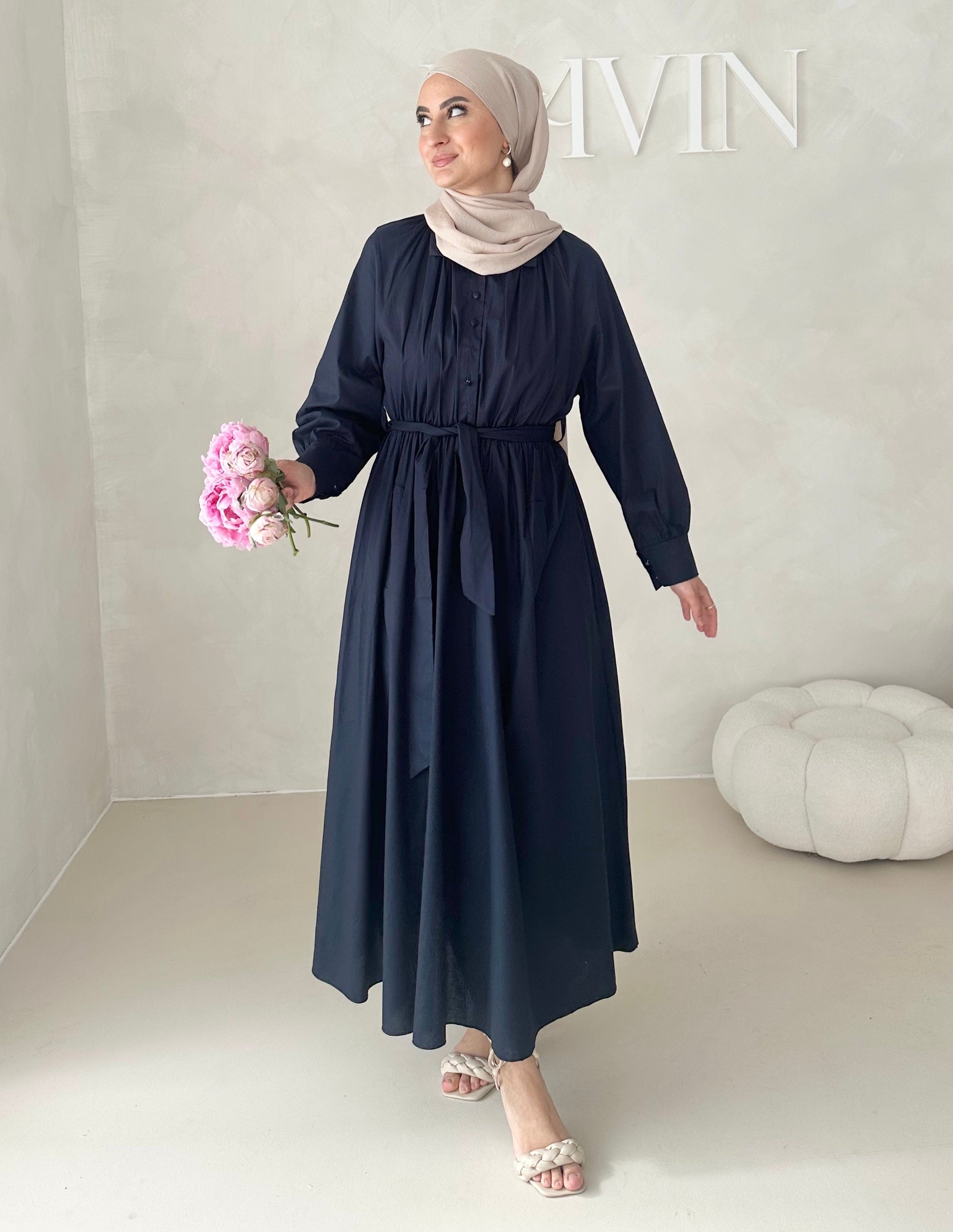 Robe avec ceinture et patte de boutonnage